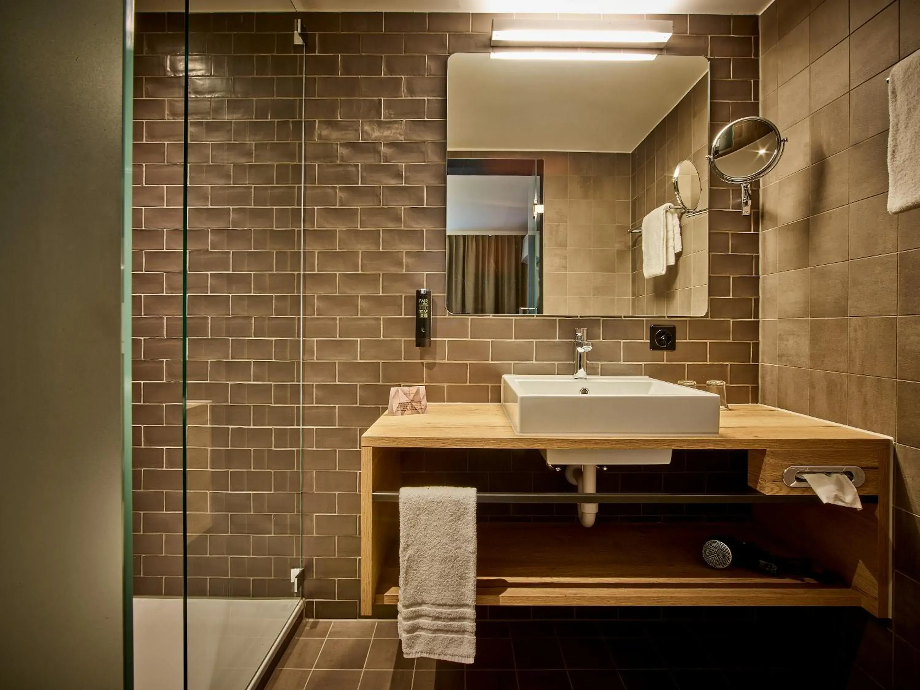 Shower, Bathroom in Baxter Hotel