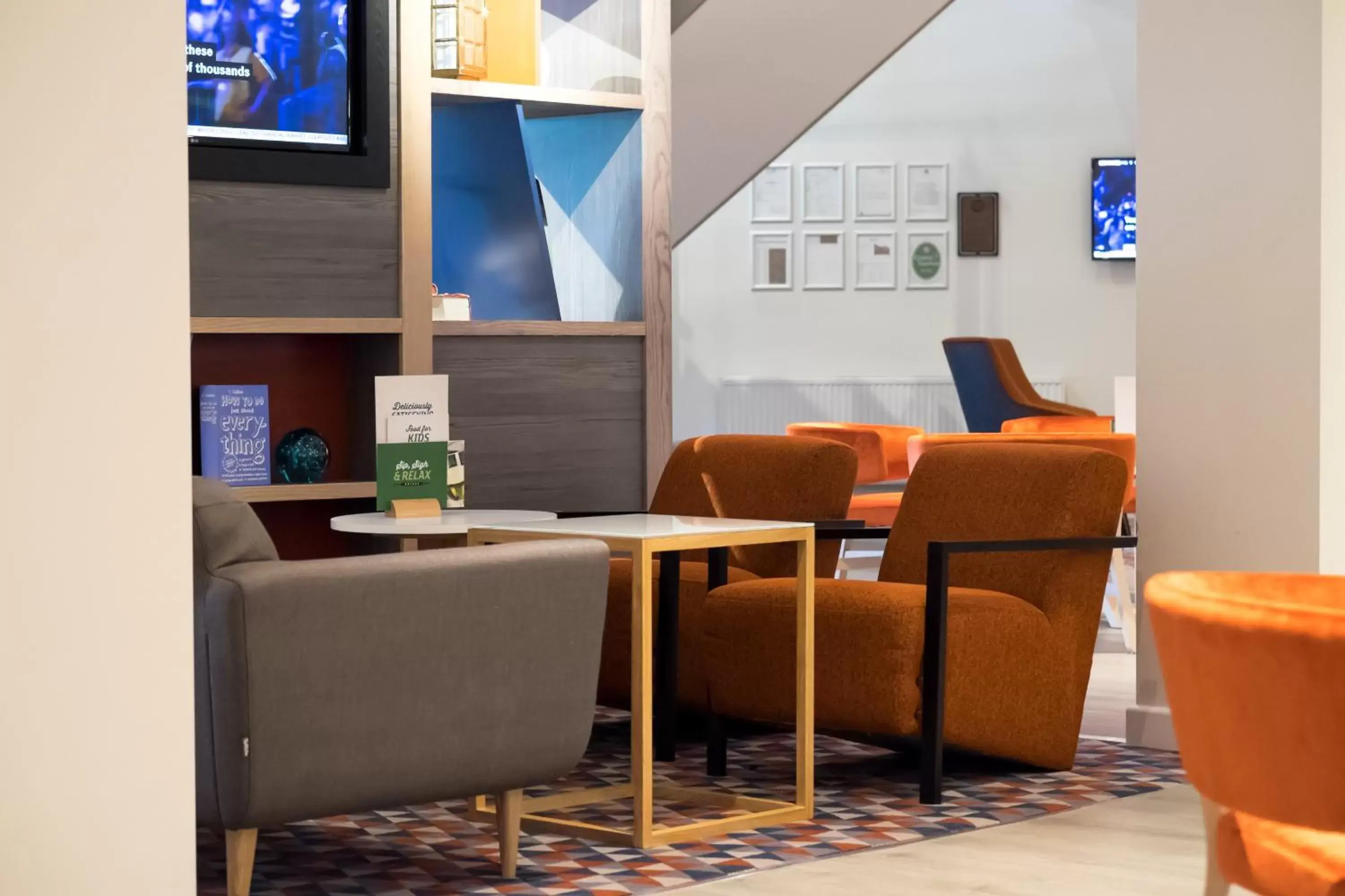 Lounge or bar in Holiday Inn Corby Kettering A43, an IHG Hotel