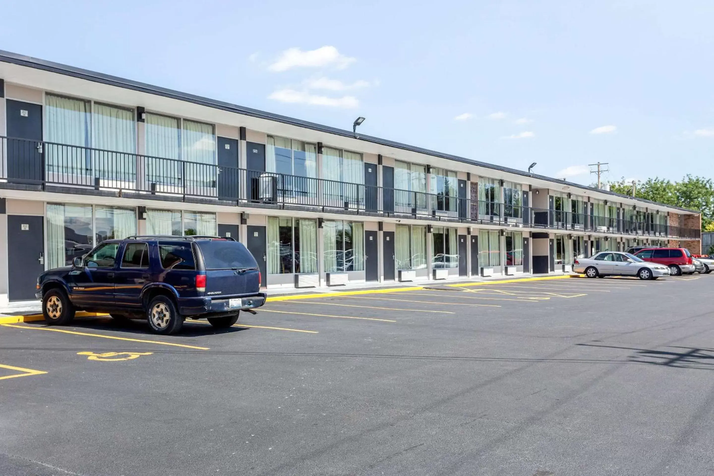 Property Building in Econo Lodge Shorewood/Joliet