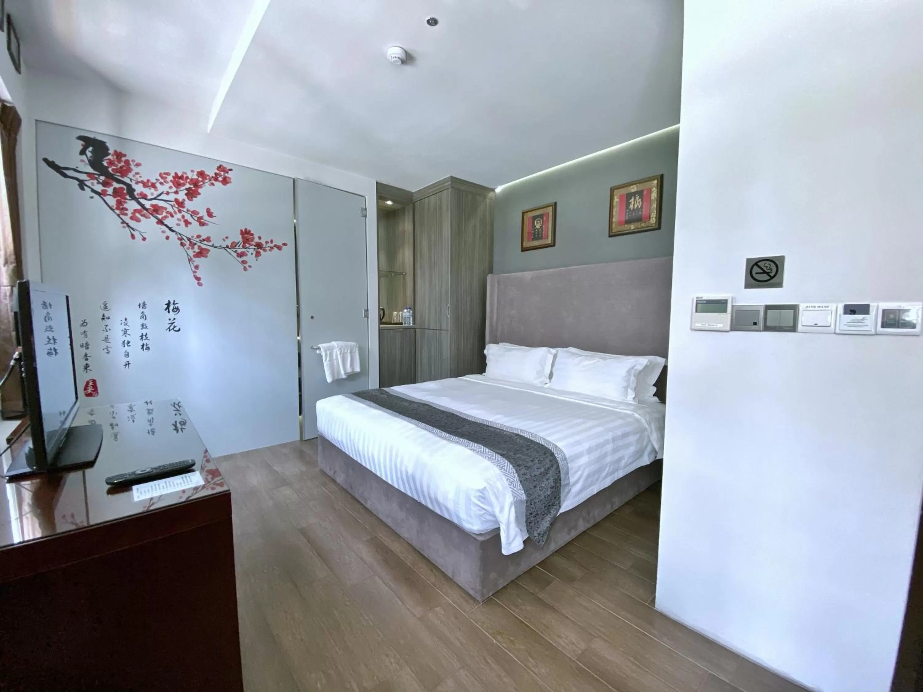 Photo of the whole room, Bed in Bliss Hotel Singapore