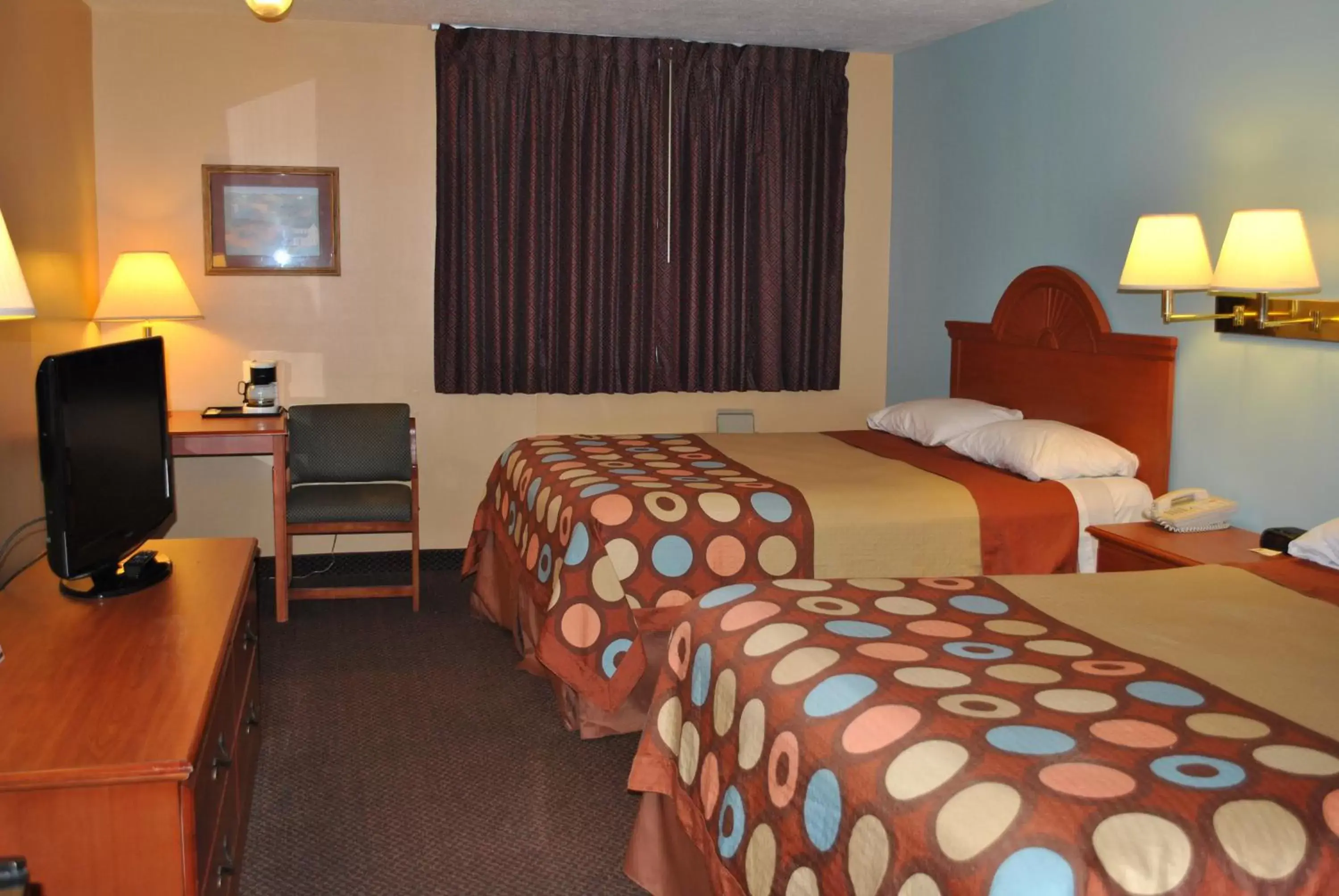 Bedroom, Bed in Super 8 by Wyndham Shipshewana