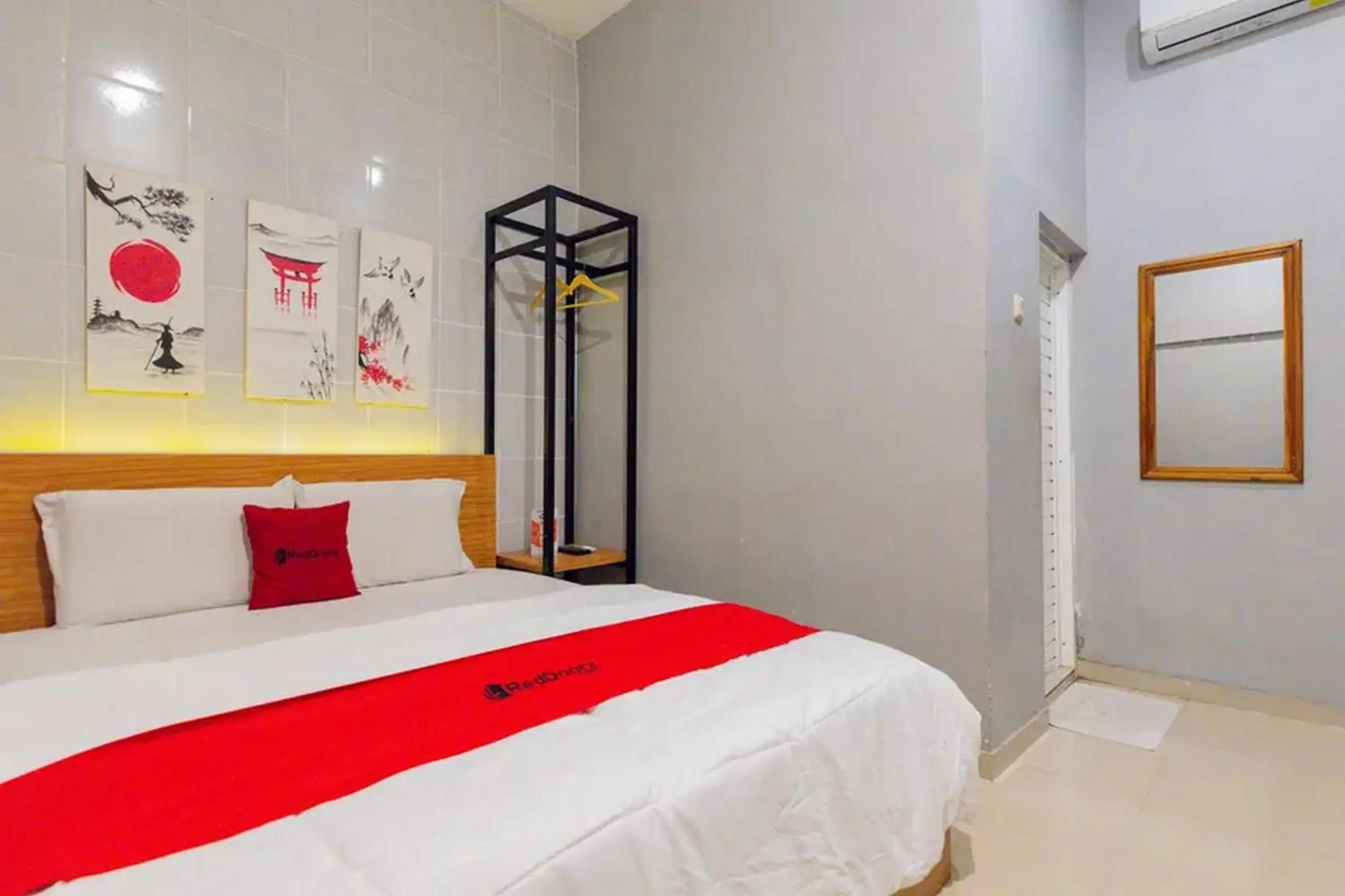 Bed in RedDoorz @ Manukan Surabaya