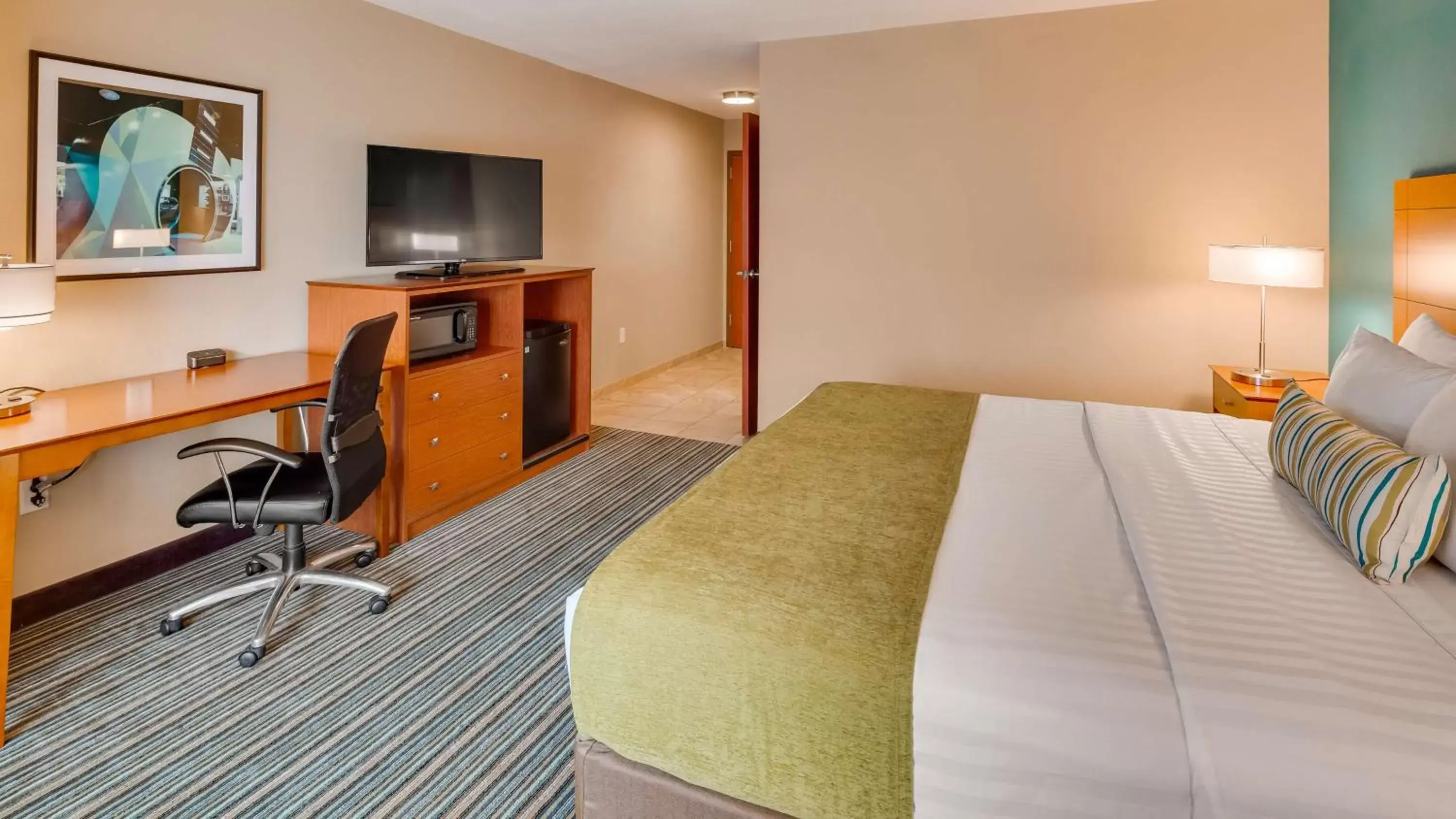 Bed in Best Western Plus Tuscumbia/Muscle Shoals Hotel & Suites