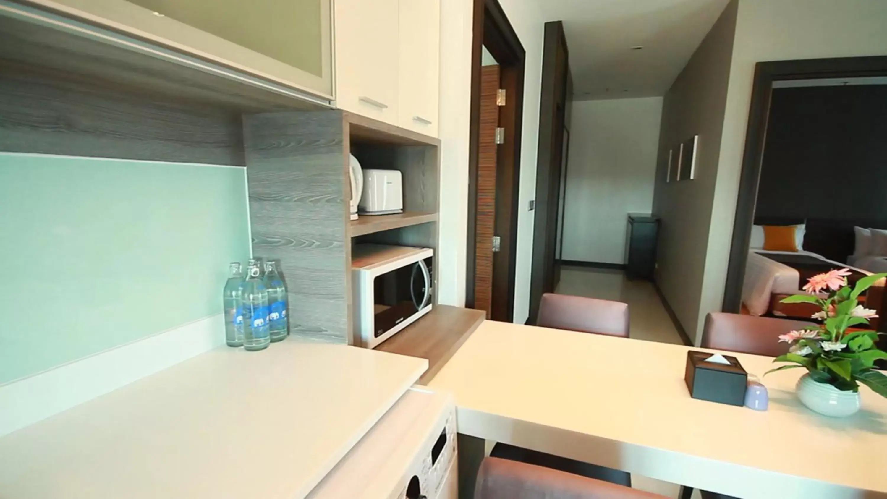 Kitchen or kitchenette, TV/Entertainment Center in The Vertical Suite