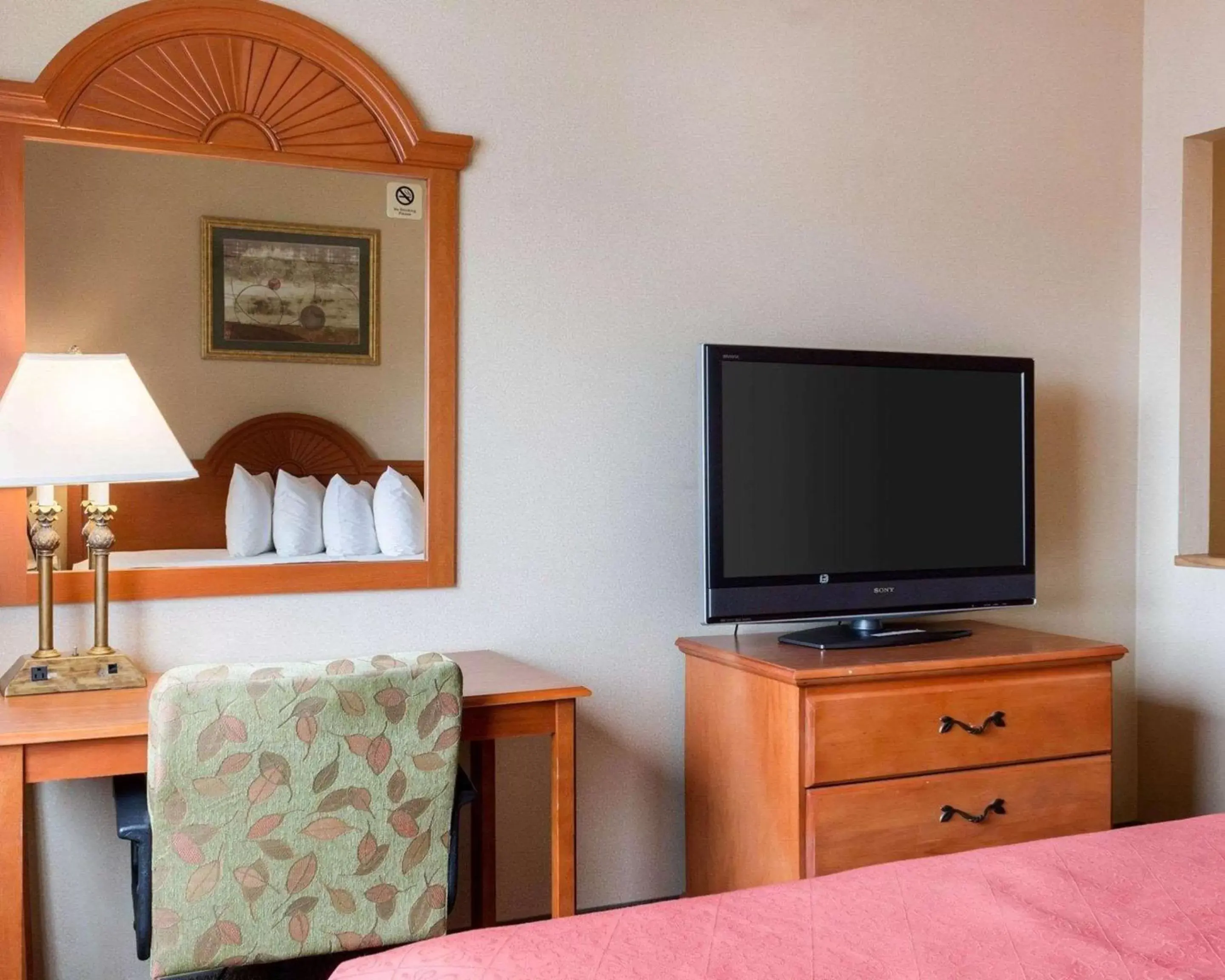 Photo of the whole room, TV/Entertainment Center in Quality Inn Brookings-University