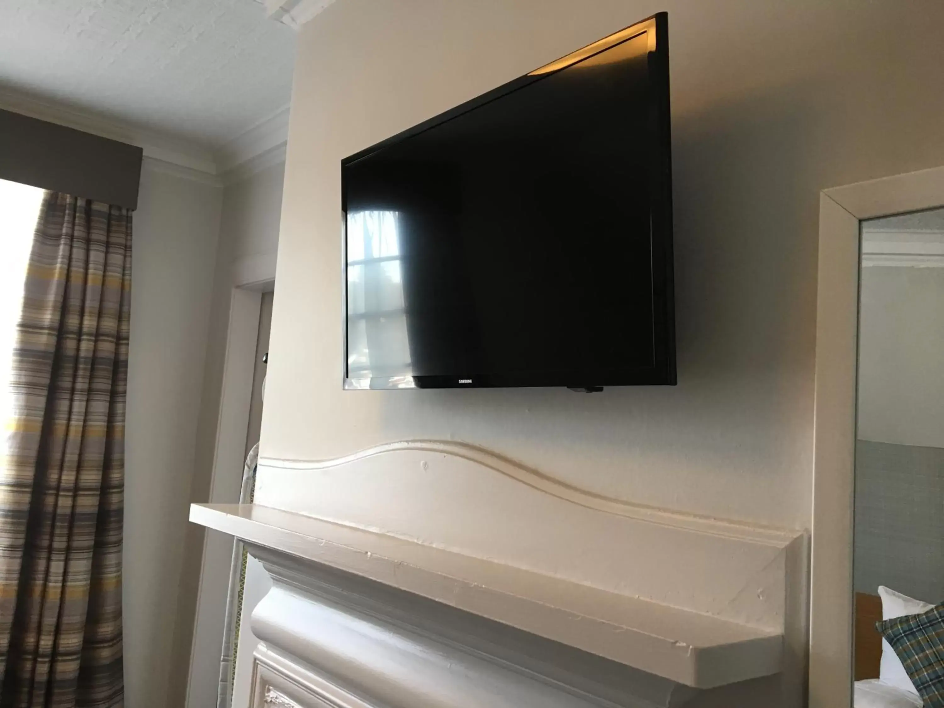 TV and multimedia, TV/Entertainment Center in Tullie Inn