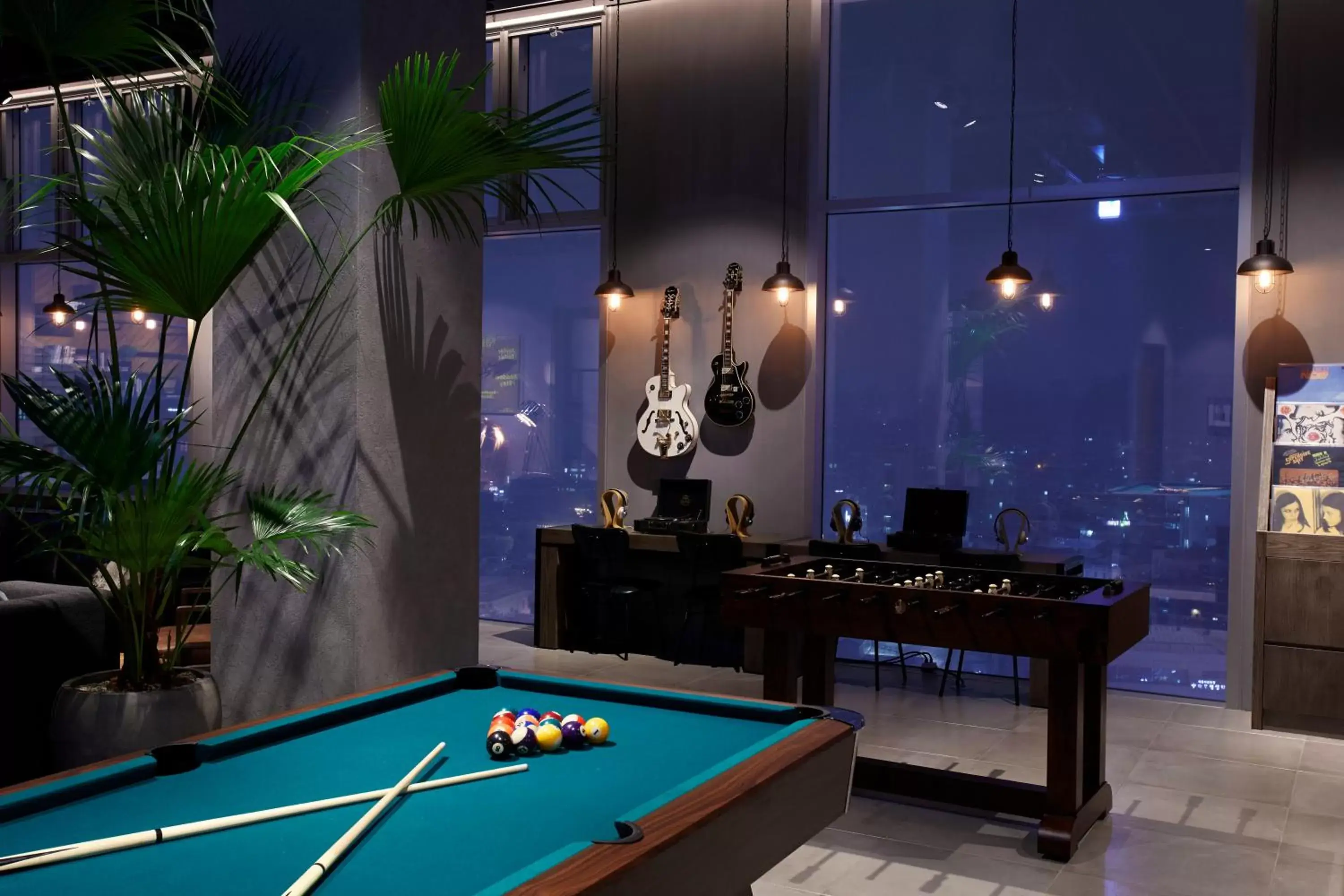 Communal lounge/ TV room, Billiards in L7 Hongdae