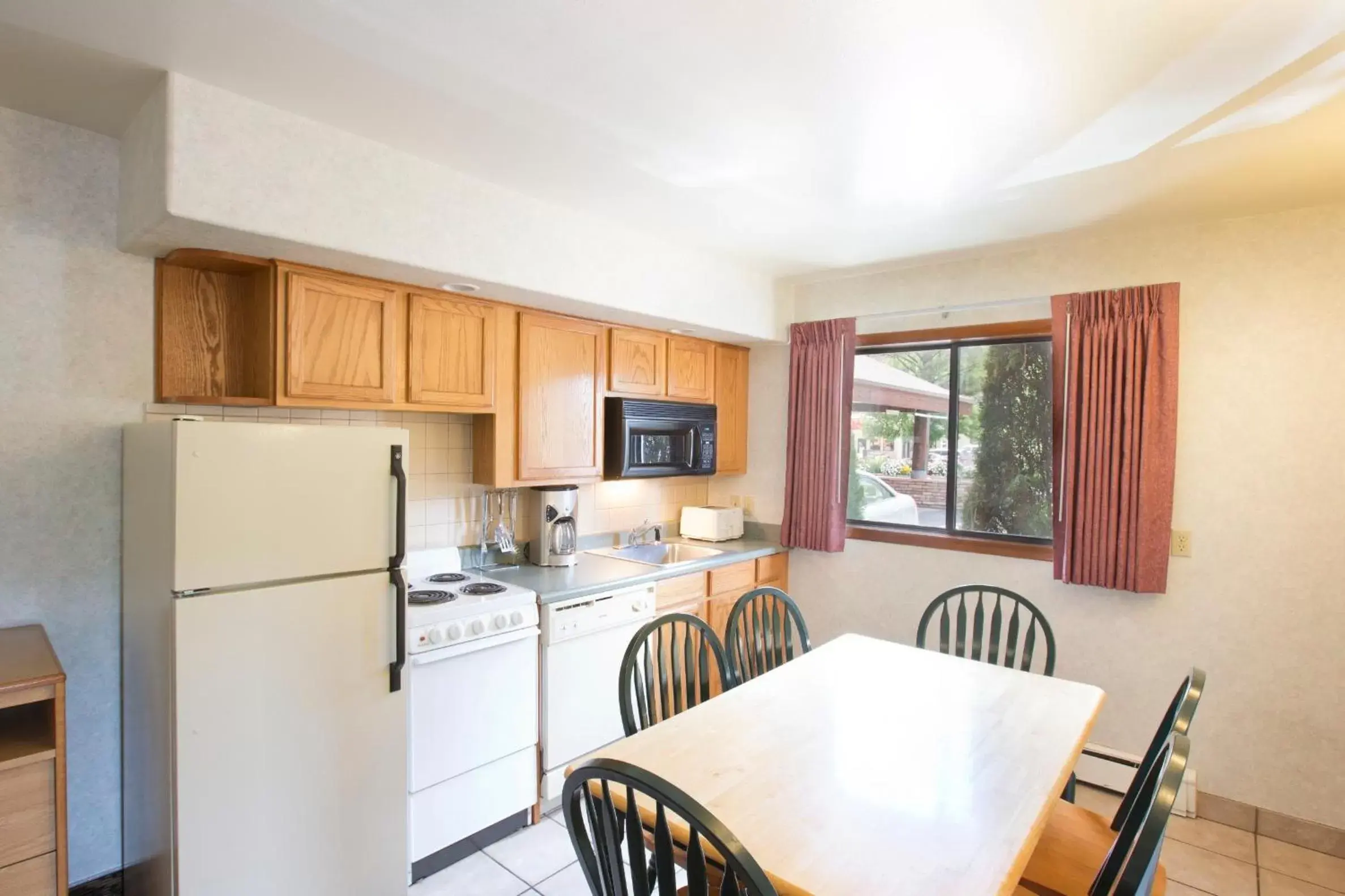 Kitchen or kitchenette, Kitchen/Kitchenette in Glenwood Springs Cedar Lodge