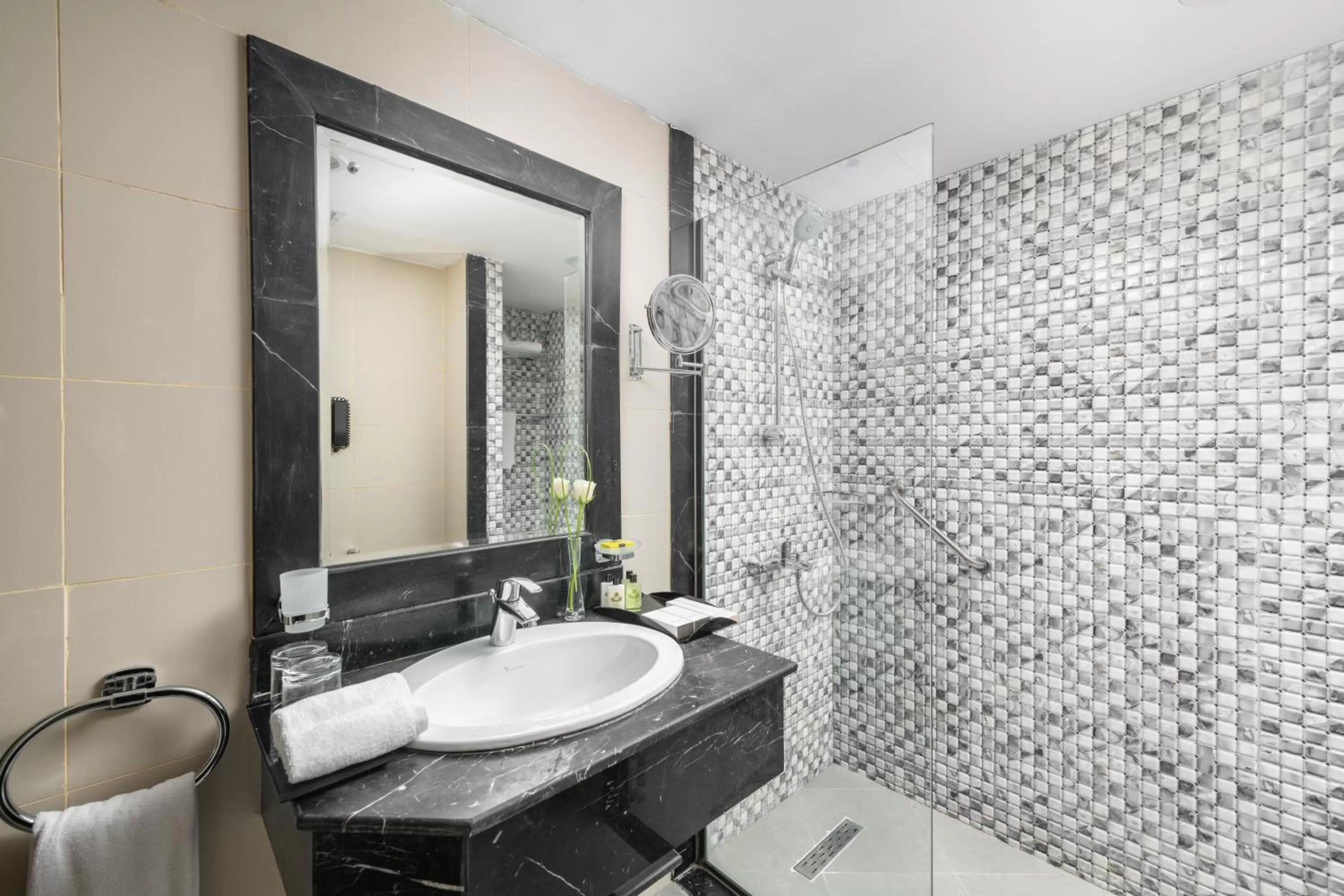 Bathroom in Taiba Front Hotel