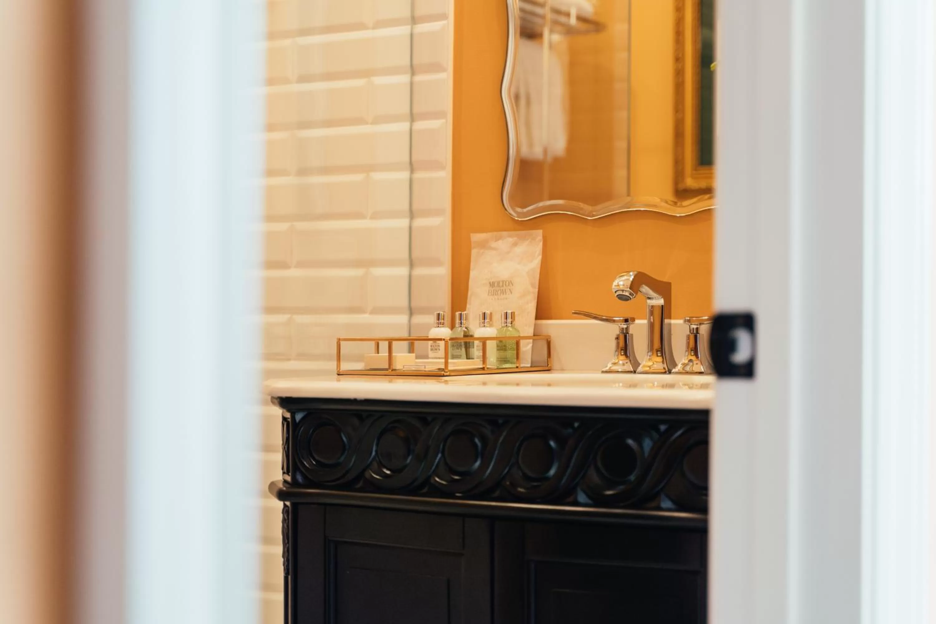 Shower in Neighbourgood Sutter Mansion