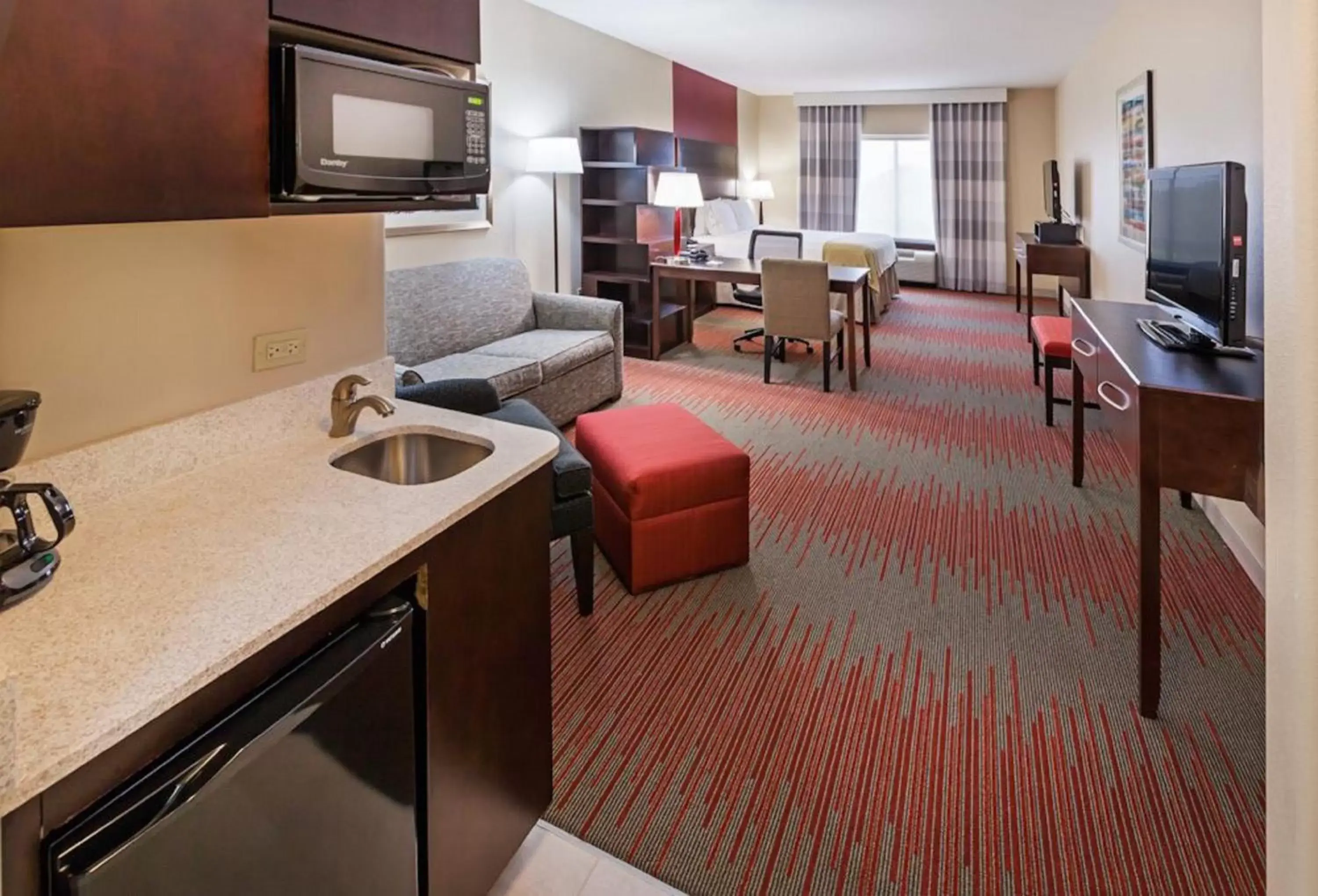 Photo of the whole room, Kitchen/Kitchenette in Holiday Inn Express Hotel and Suites Duncan, an IHG Hotel