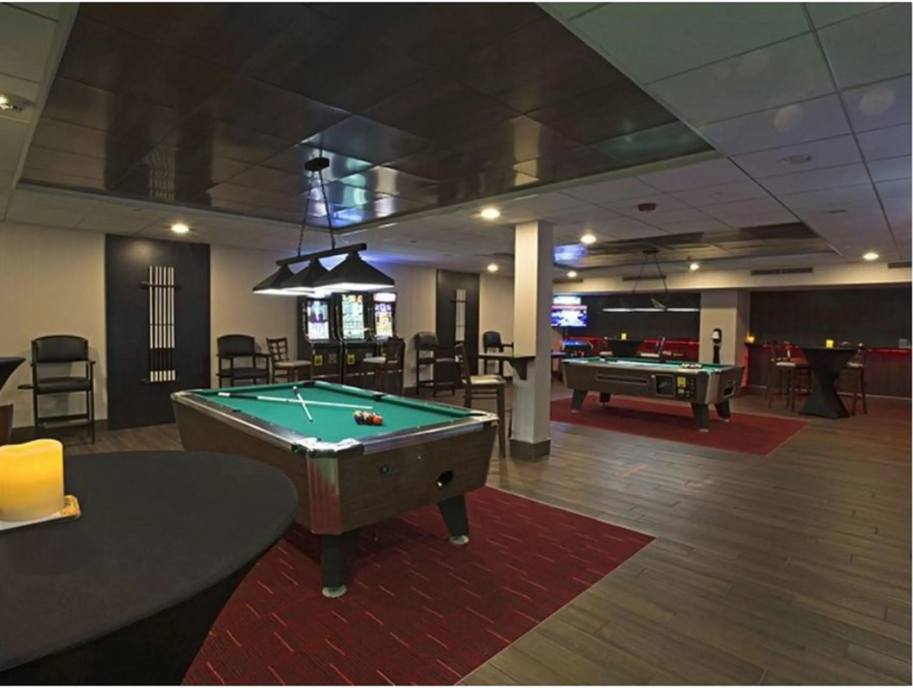 Lounge or bar, Billiards in Holiday Inn Des Moines-Airport Conference Center, an IHG Hotel