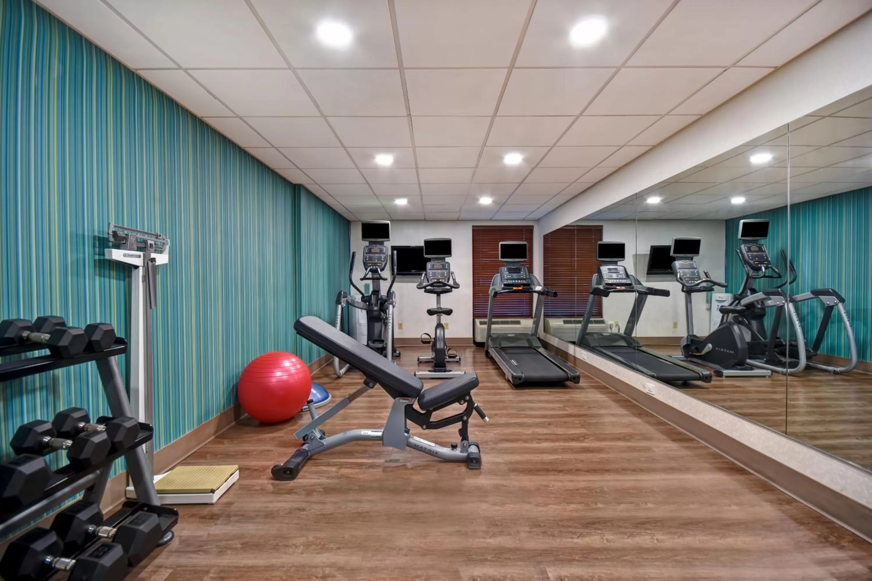 Fitness centre/facilities in Holiday Inn Express & Suites Memorial – CityCentre by IHG