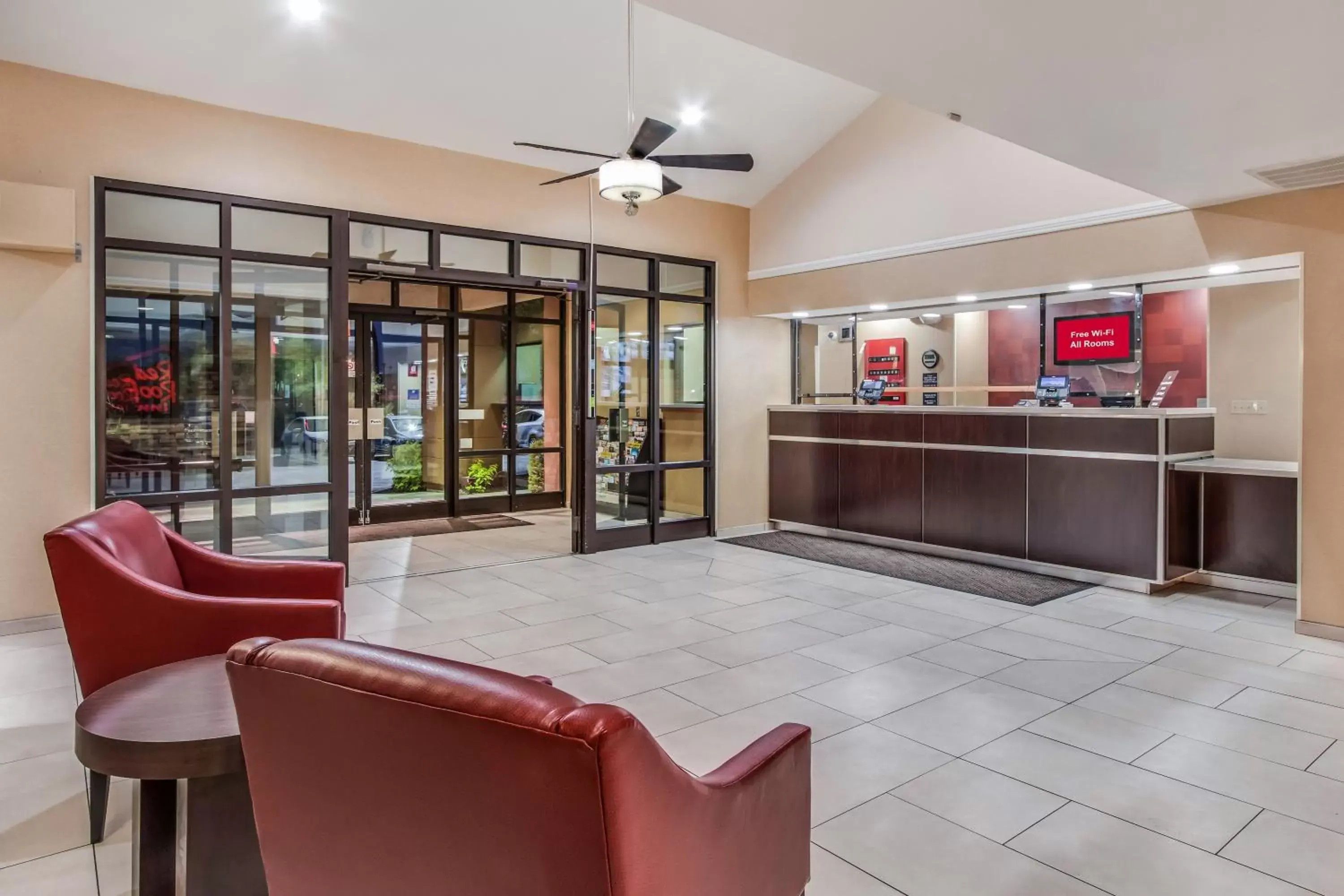 Lobby or reception, Lounge/Bar in Red Roof Inn Phoenix North - Deer Valley - Bell Rd