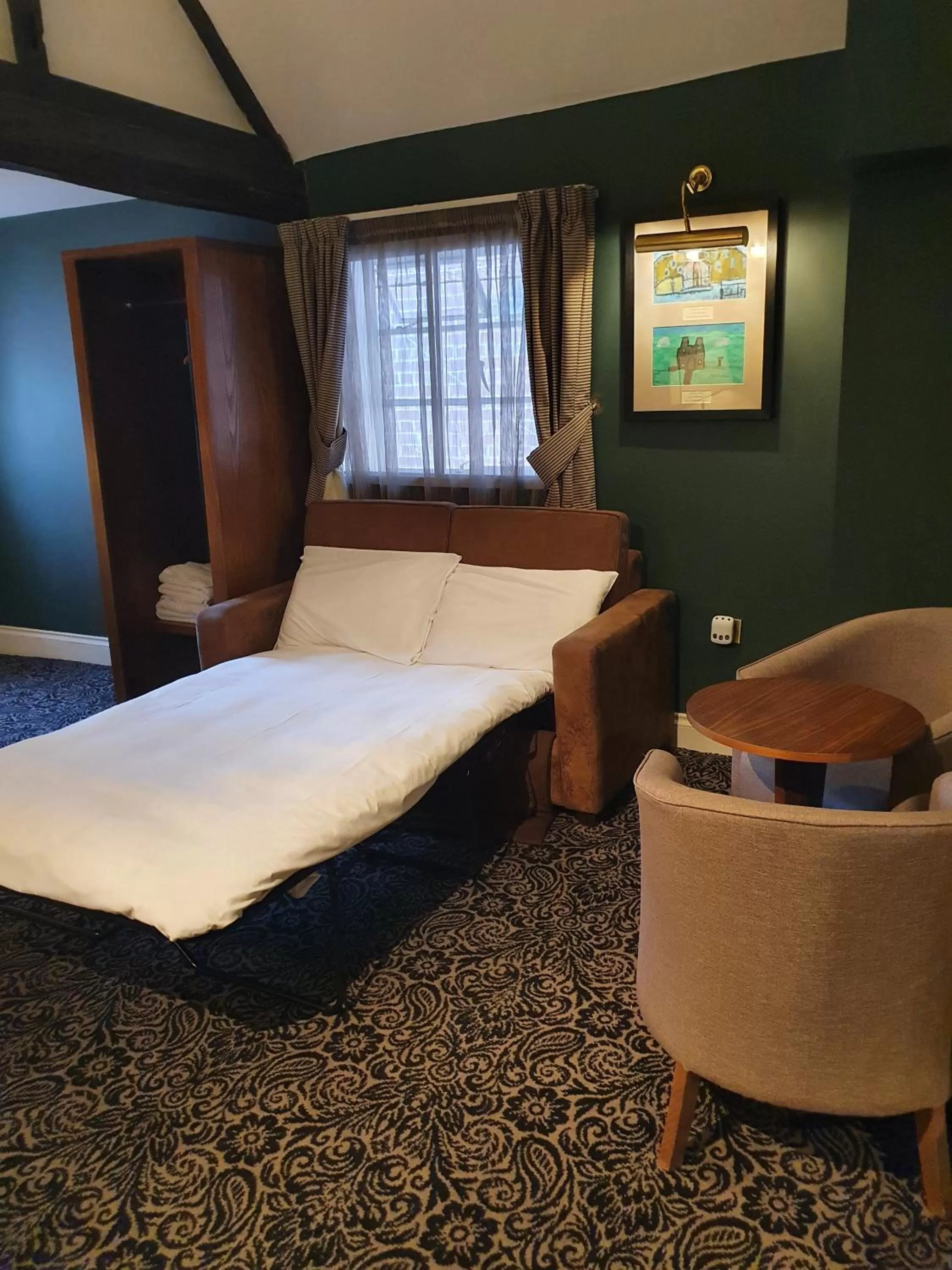 Bed in The Hatchet Inn Wetherspoon