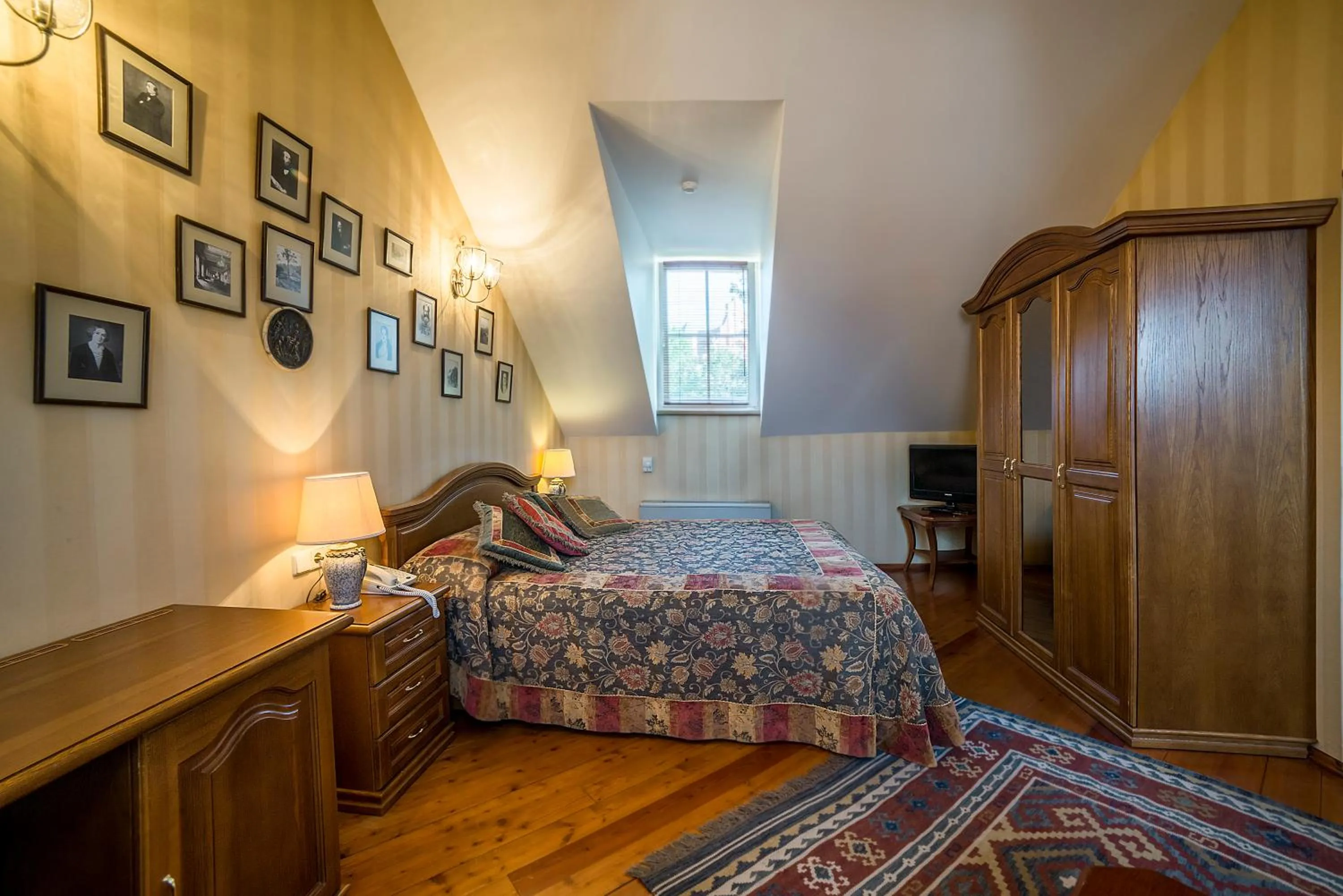 Photo of the whole room, Bed in Shakespeare Boutique Hotel