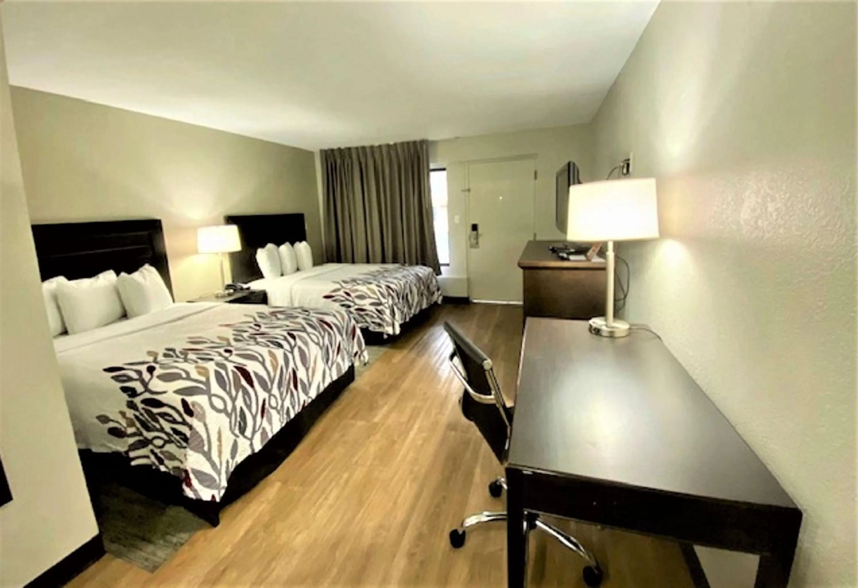 Photo of the whole room, Bed in Red Roof Inn Tucson Downtown - University