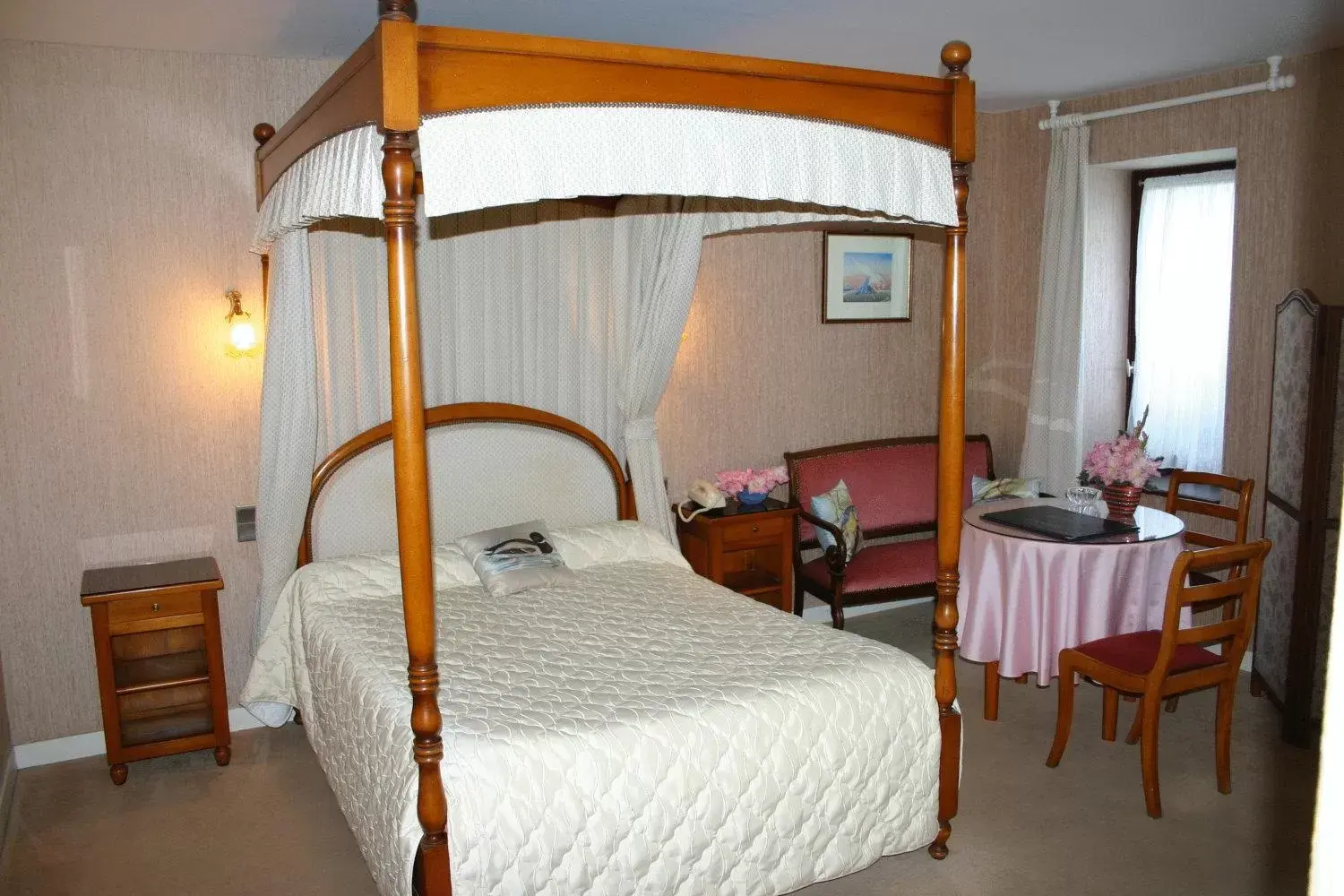 Photo of the whole room, Bed in Domaine De Kerstinec/Kerland