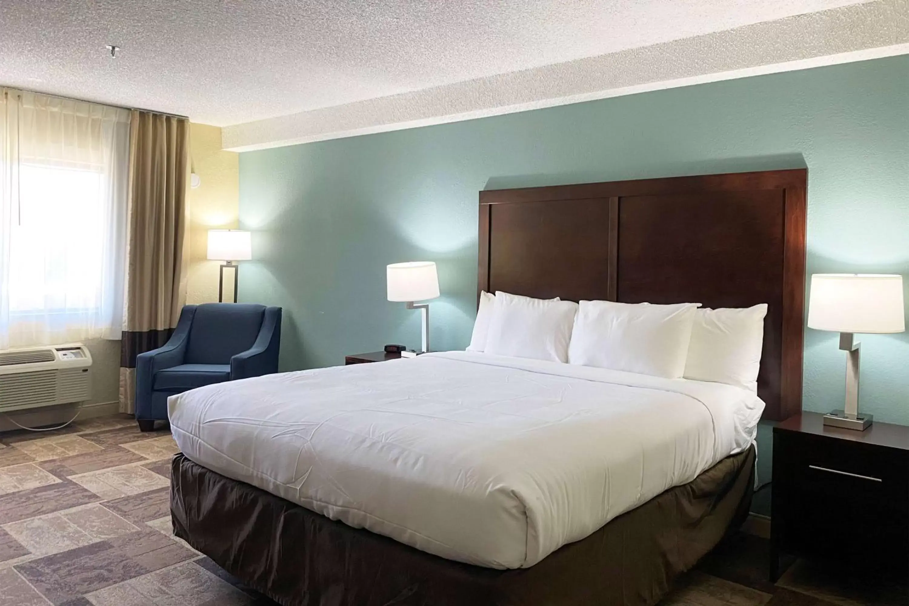 Photo of the whole room, Bed in Wyndham Garden Newark Fremont Silicon Valley