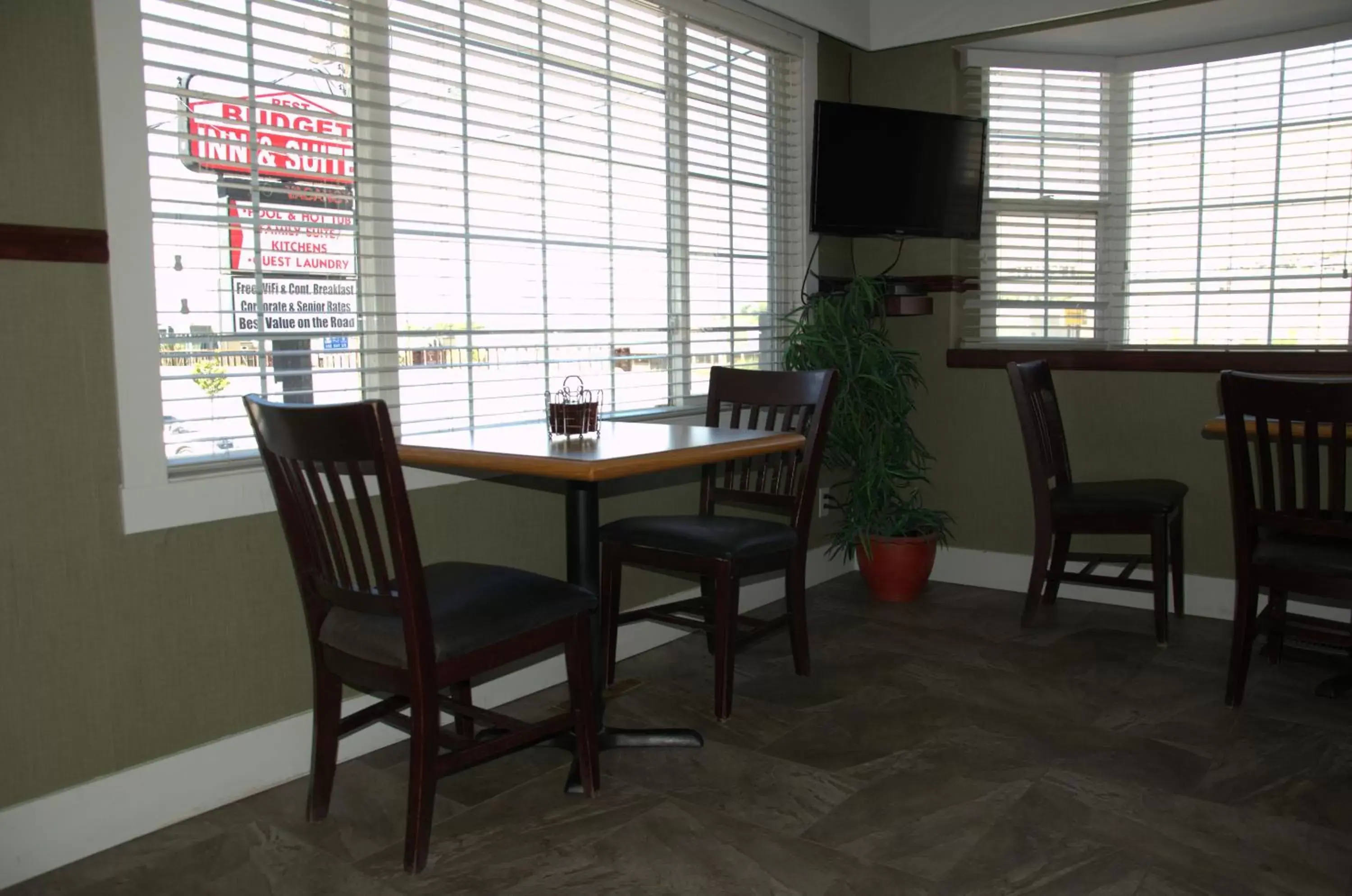 Restaurant/places to eat, Dining Area in Best Budget Inn & Suites Kamloops