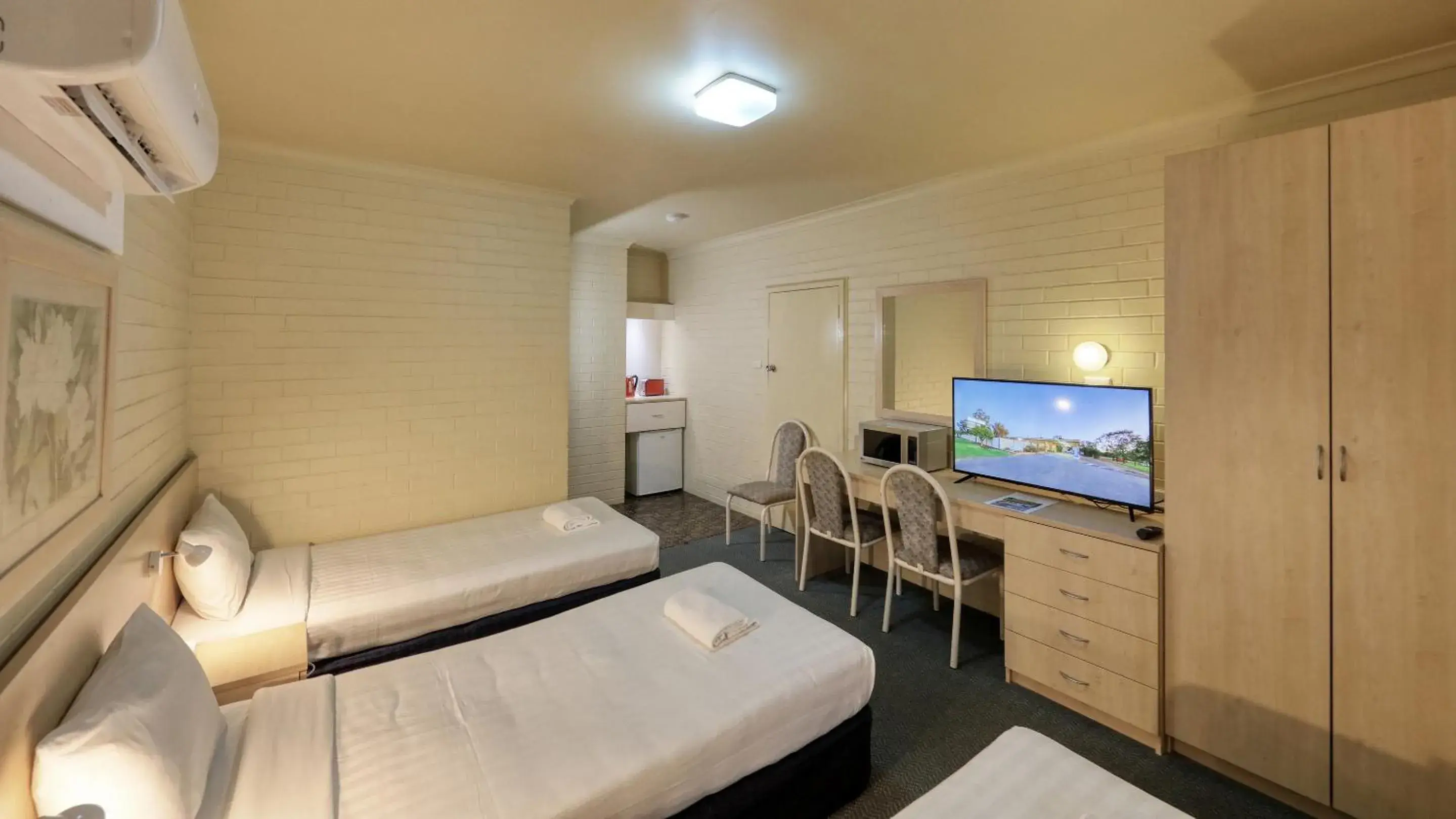 Bed in Junee Motor Inn