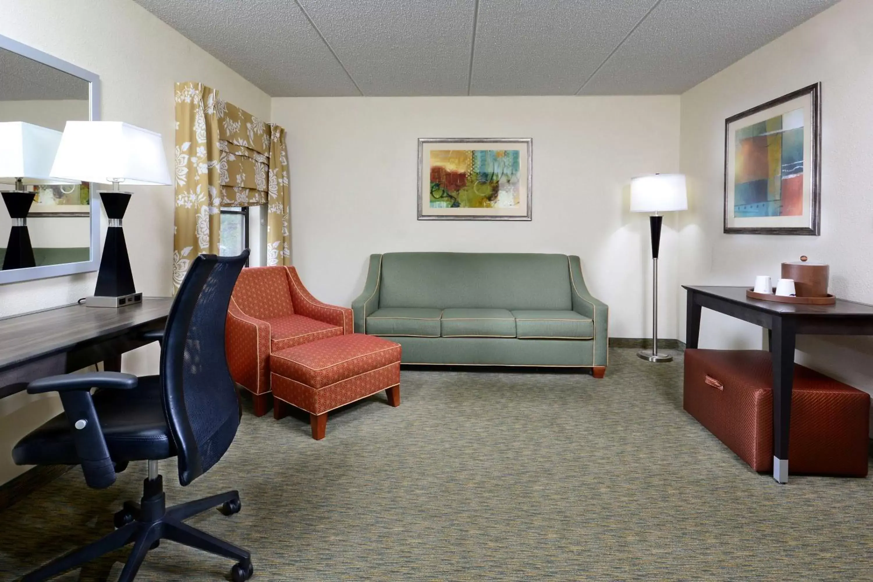 Bed, Seating Area in Hampton Inn Raleigh/Town of Wake Forest