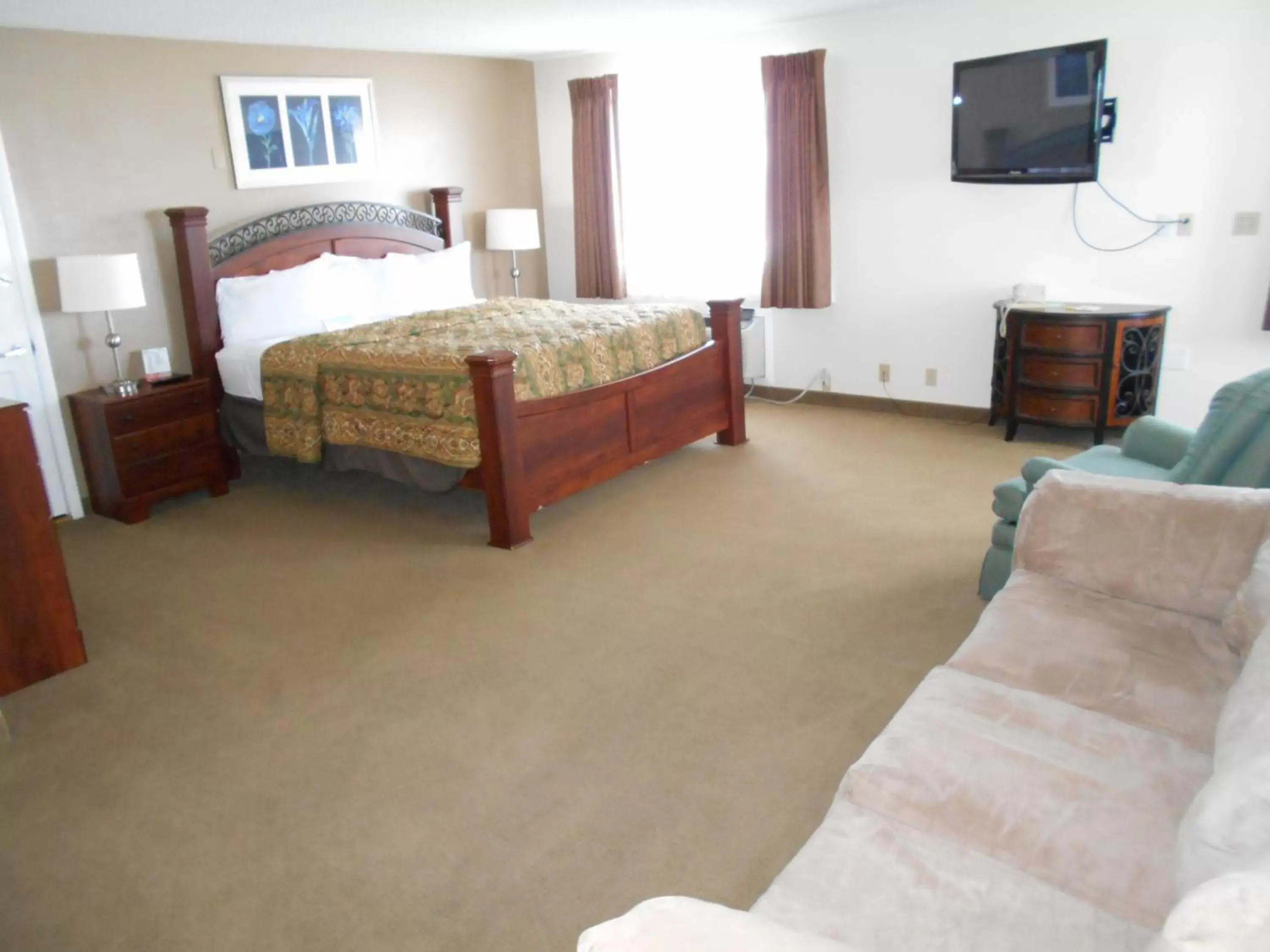 Photo of the whole room, Bed in Days Inn by Wyndham Billings