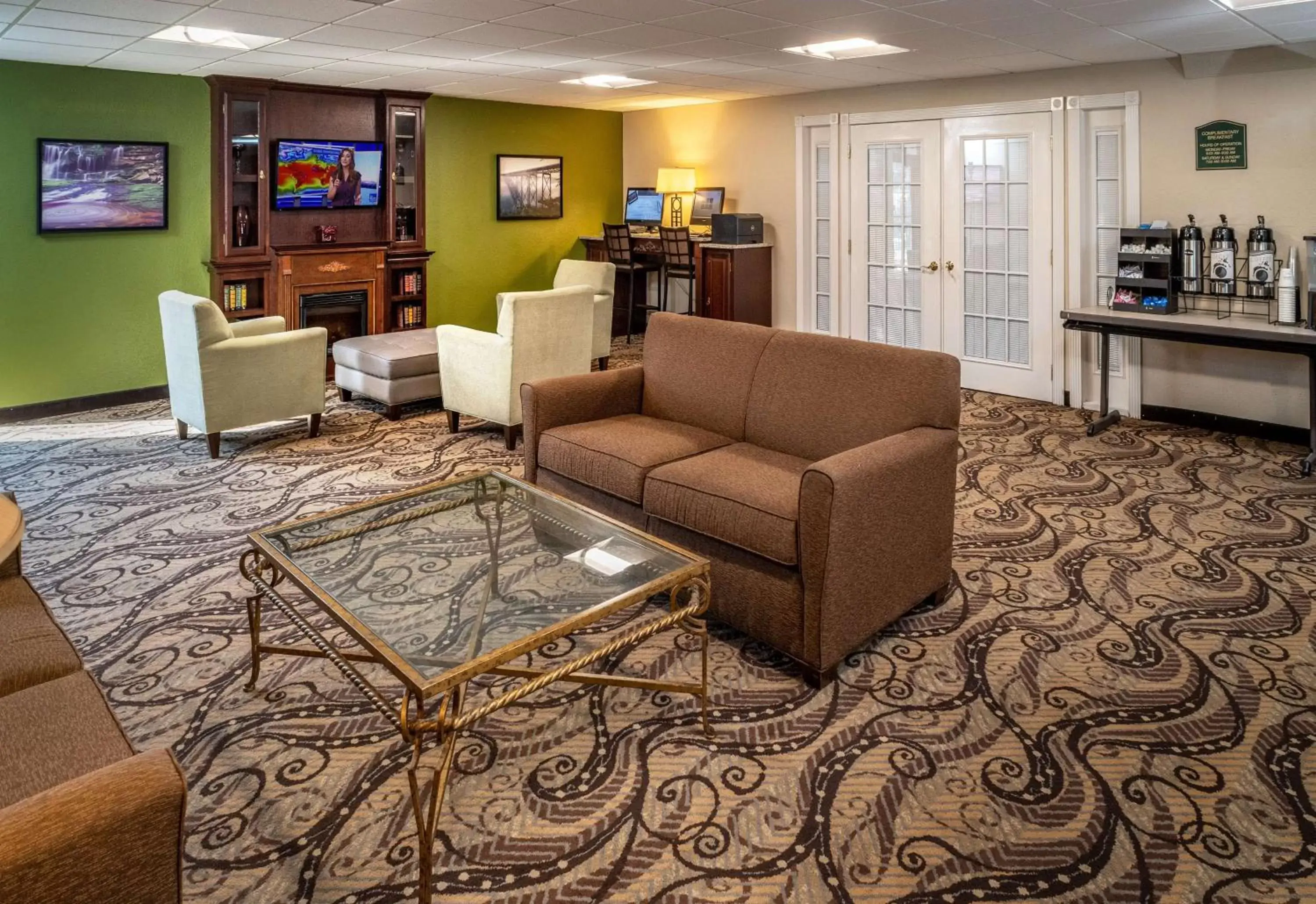 Lobby or reception, Lounge/Bar in Best Western Huntington Mall Inn