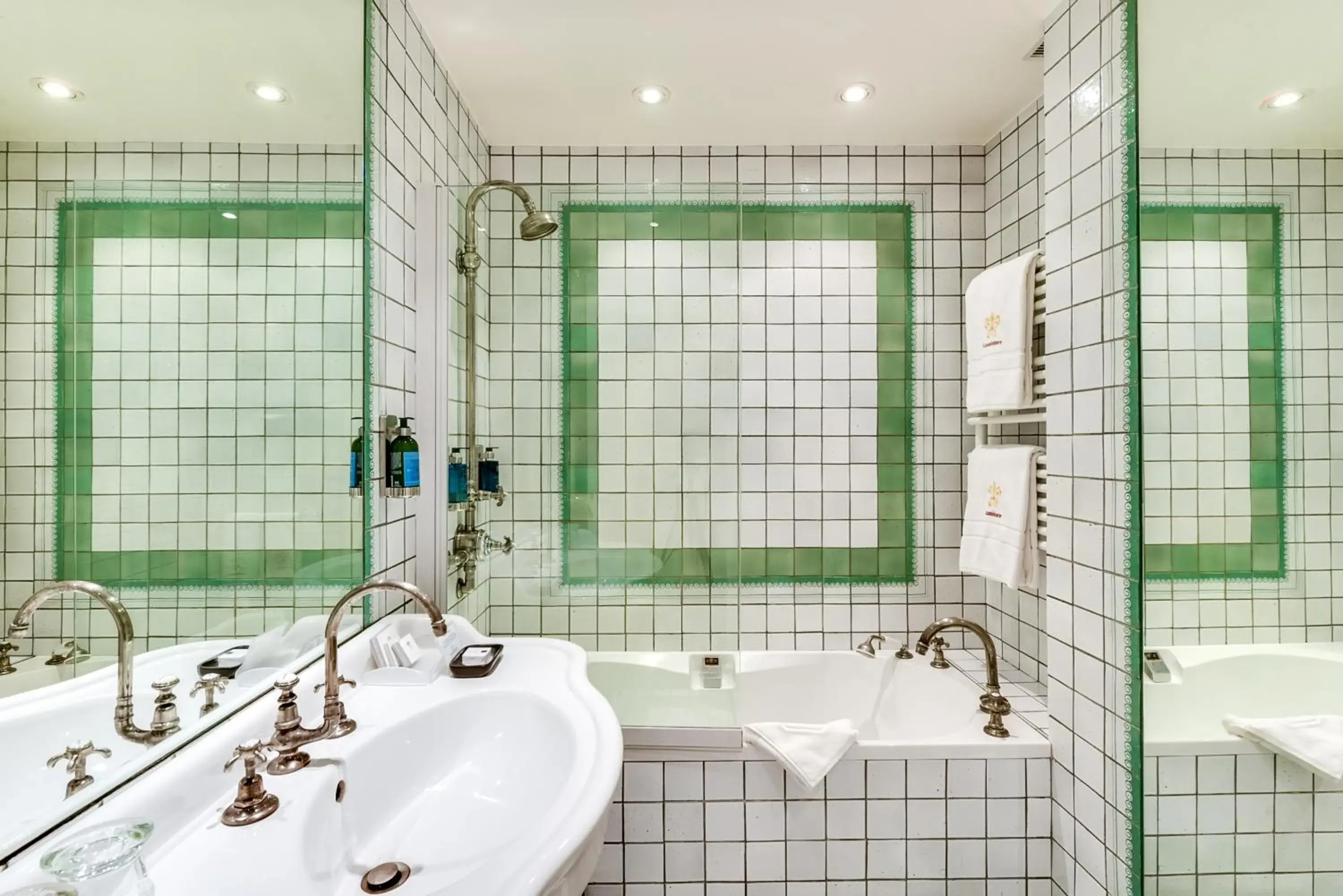 Shower, Bathroom in Cazaudehore, hôtel de charme au vert