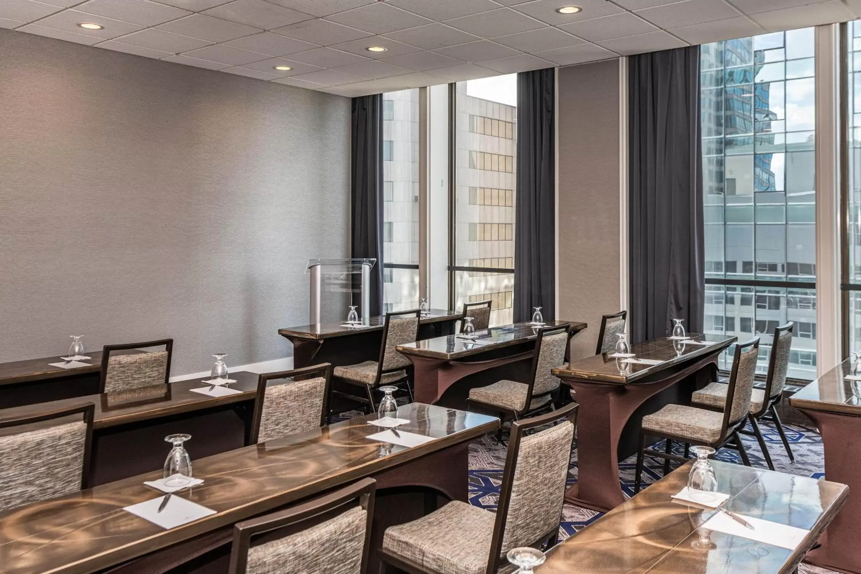 Meeting/conference room, Restaurant/Places to Eat in Sheraton Indianapolis City Centre Hotel