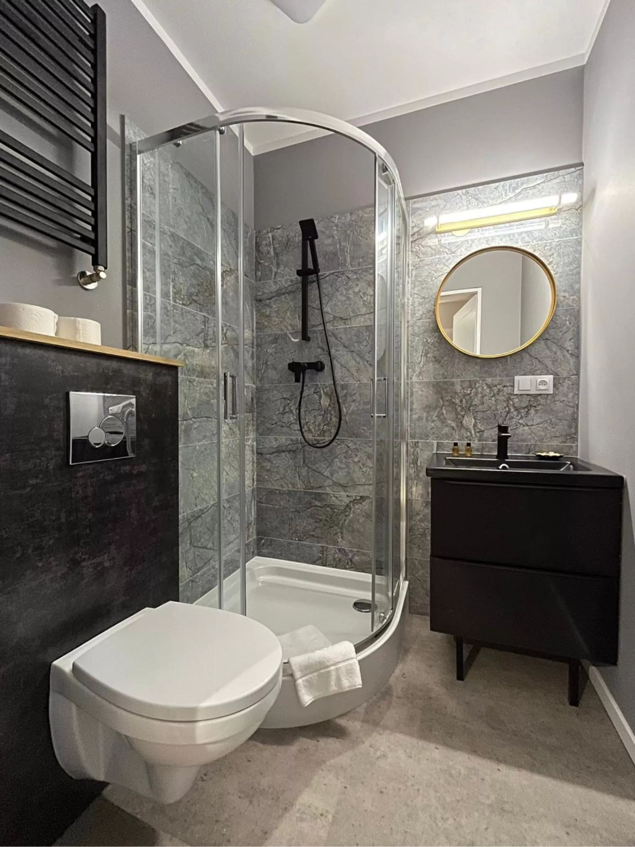 Shower in Apartamenty Piotrkowska 28 by Good Time