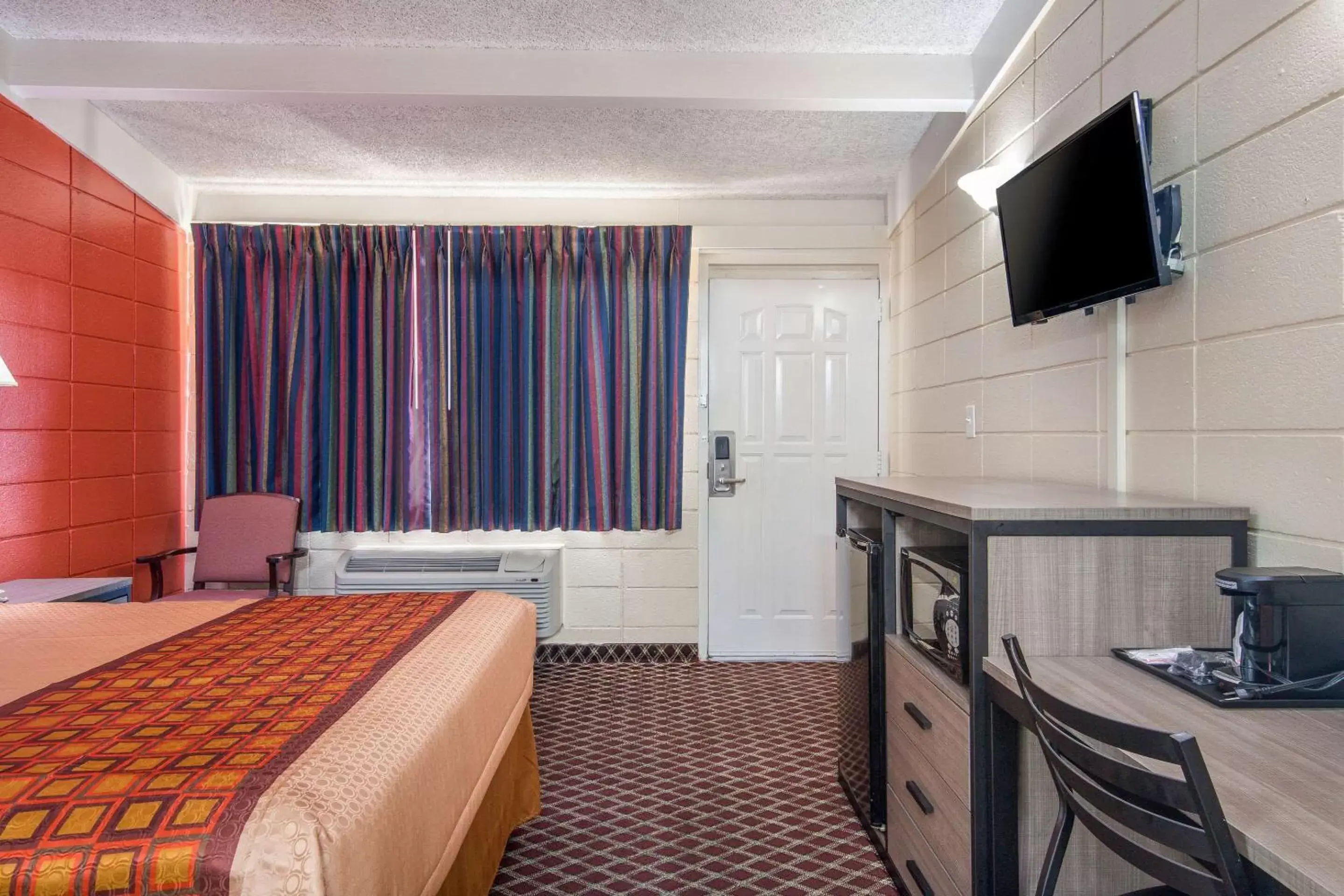 Photo of the whole room, Bed in Rodeway Inn Photo of the whole room, Bed in Rodeway Inn