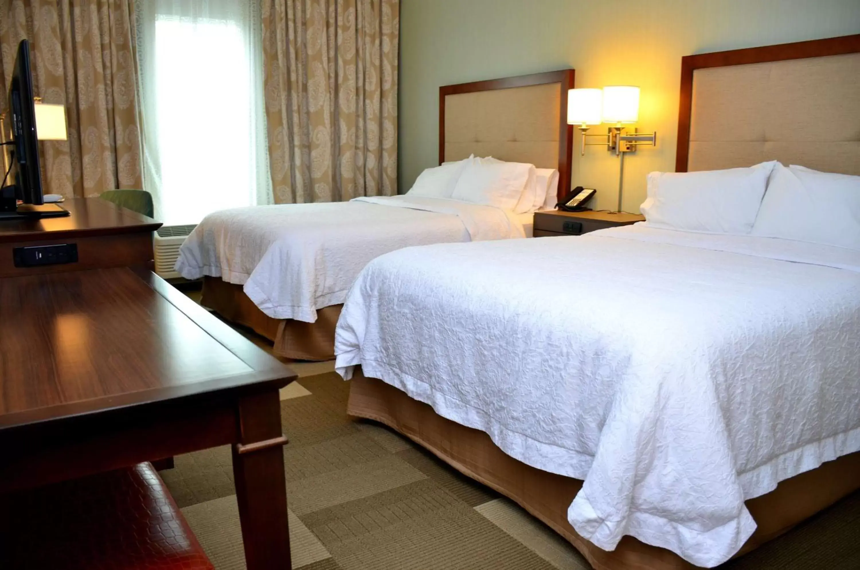 Bedroom, Bed in Hampton Inn & Suites - DeLand