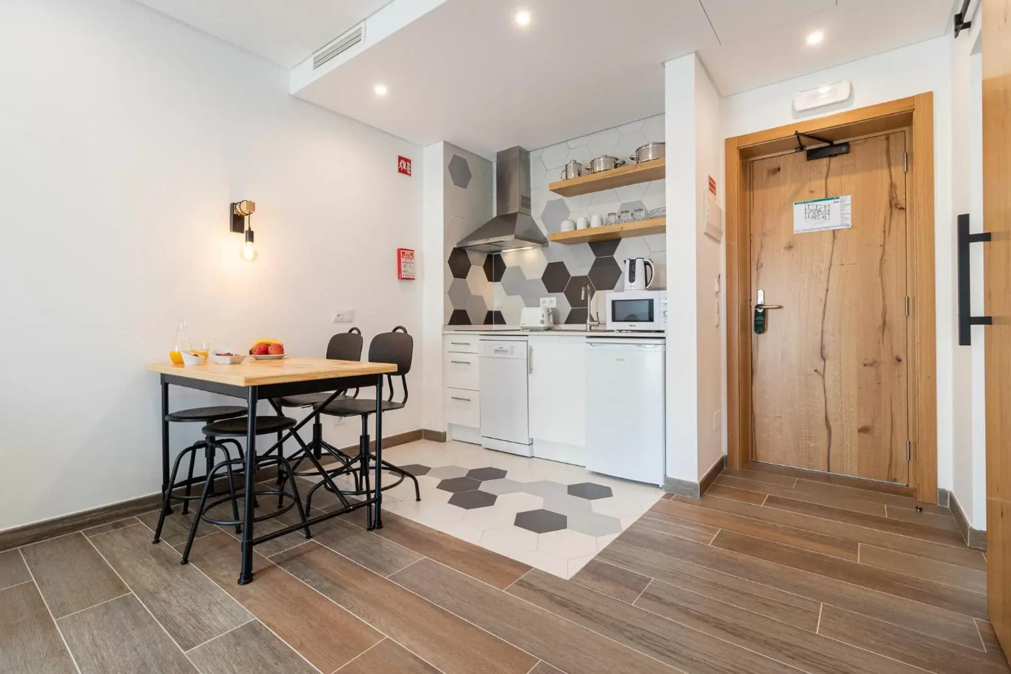 Kitchen or kitchenette, Kitchen/Kitchenette in Roots Hotel