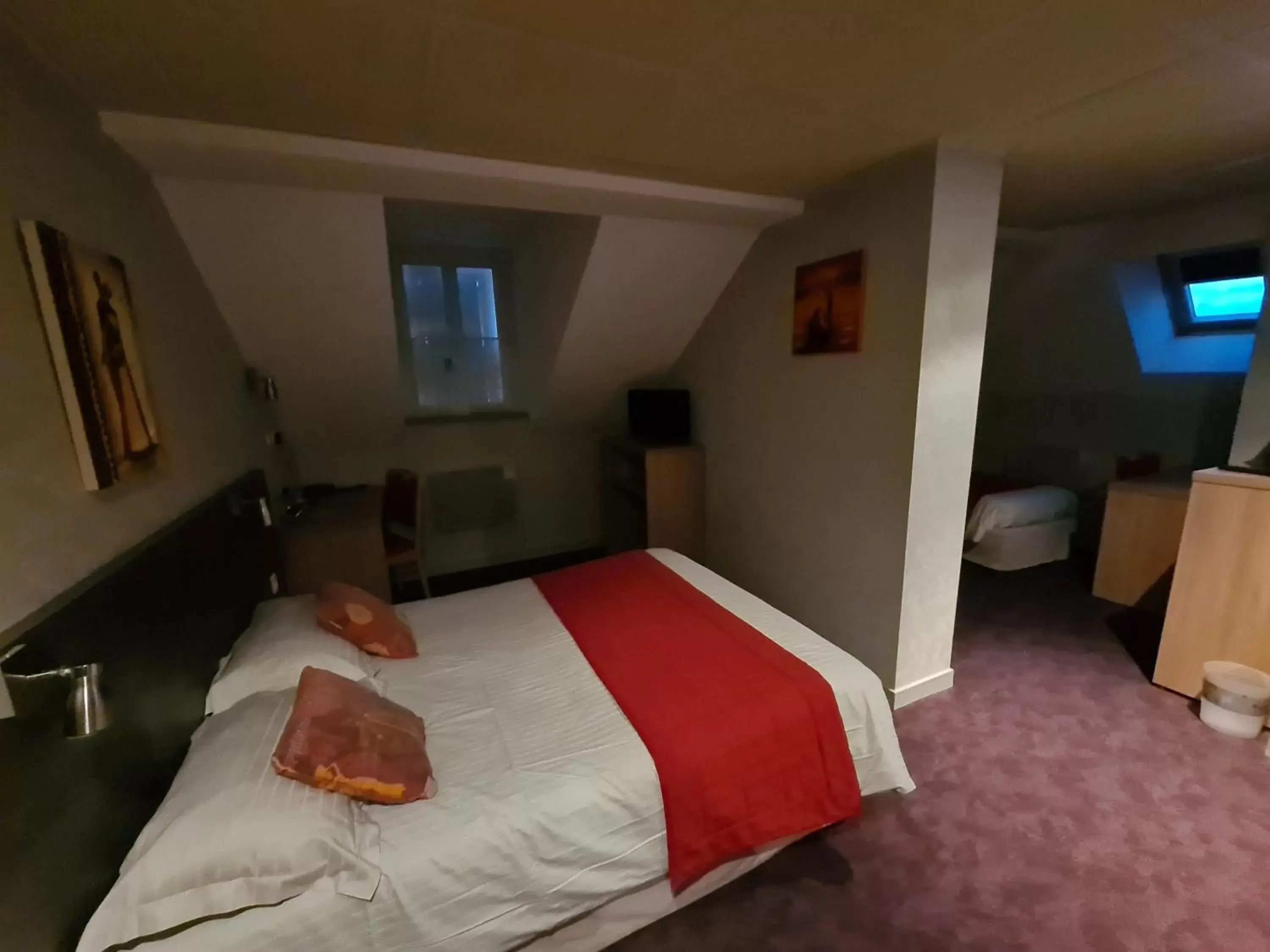 Bedroom, Bed in HOSTELLERIE du CANTAL