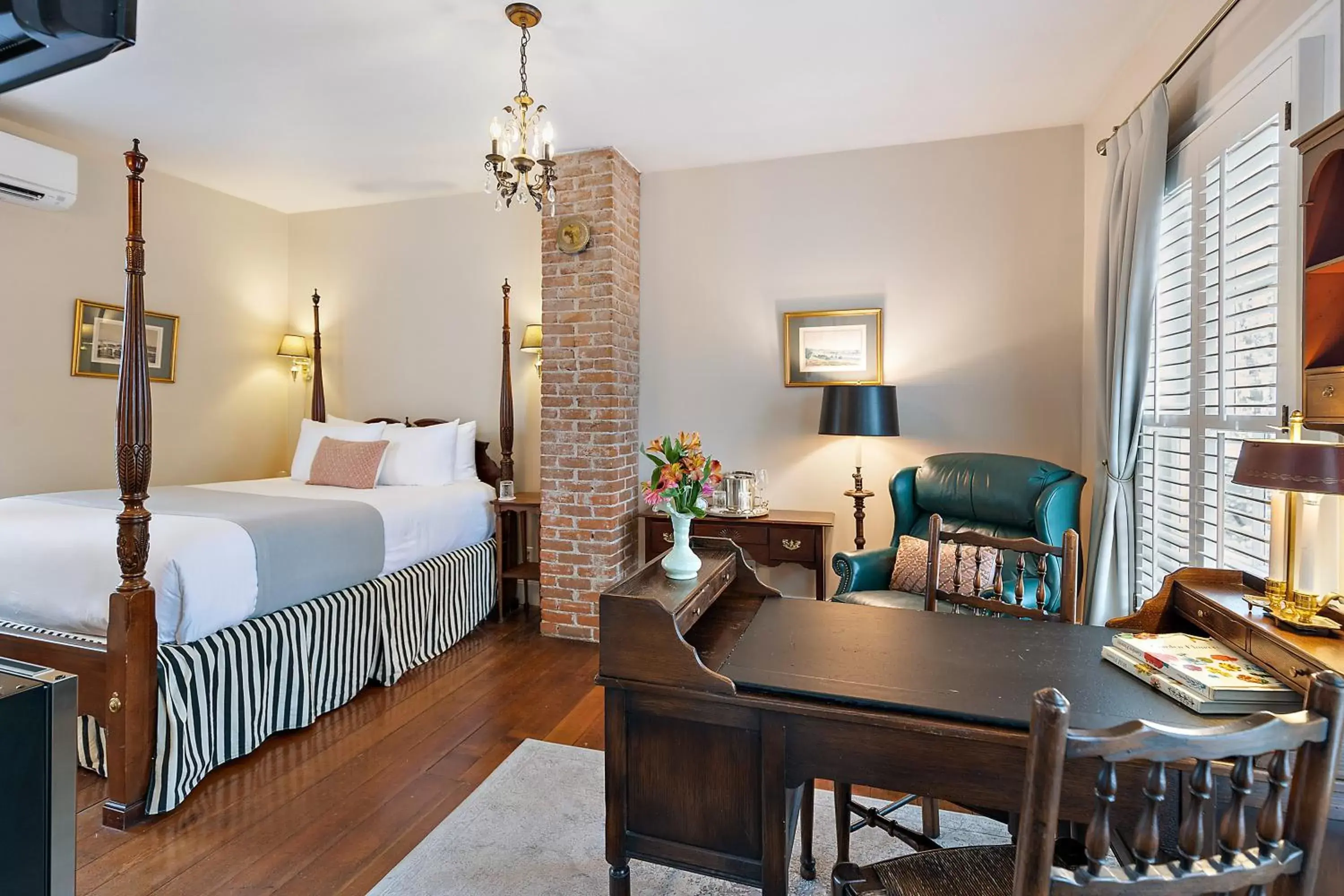 Deluxe Queen Room in McCully House Inn Deluxe Queen Room in McCully House Inn