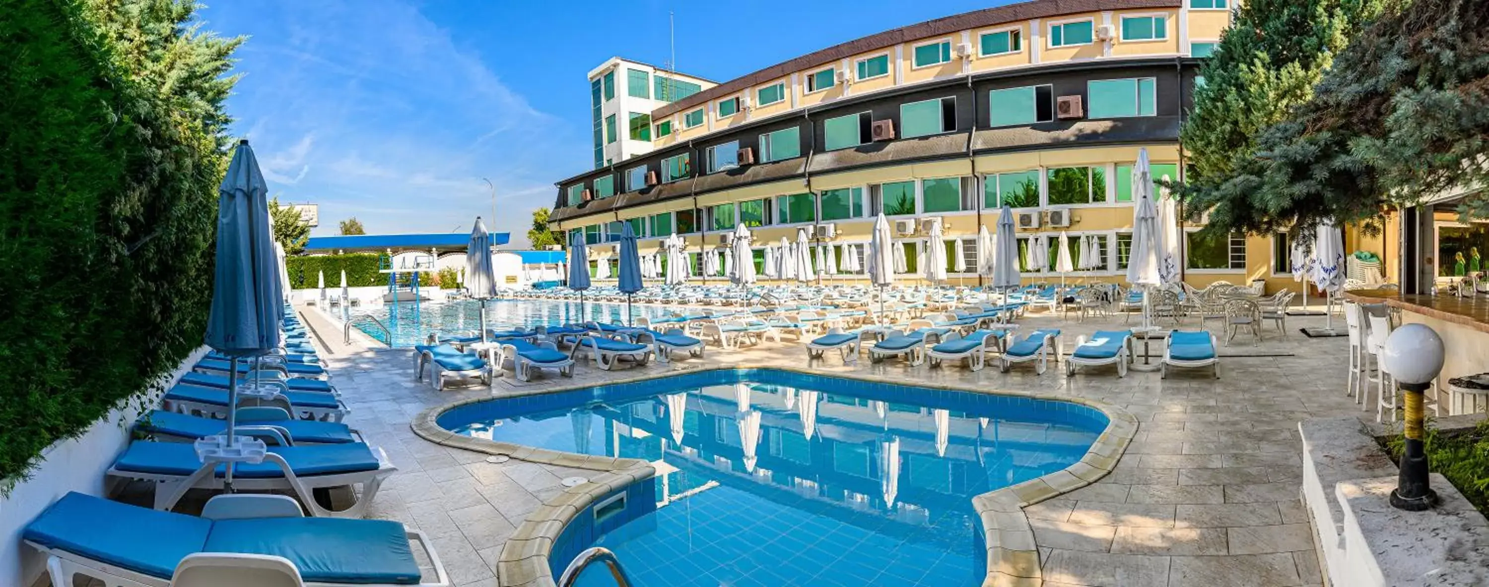 Swimming Pool in Hotel Montecito