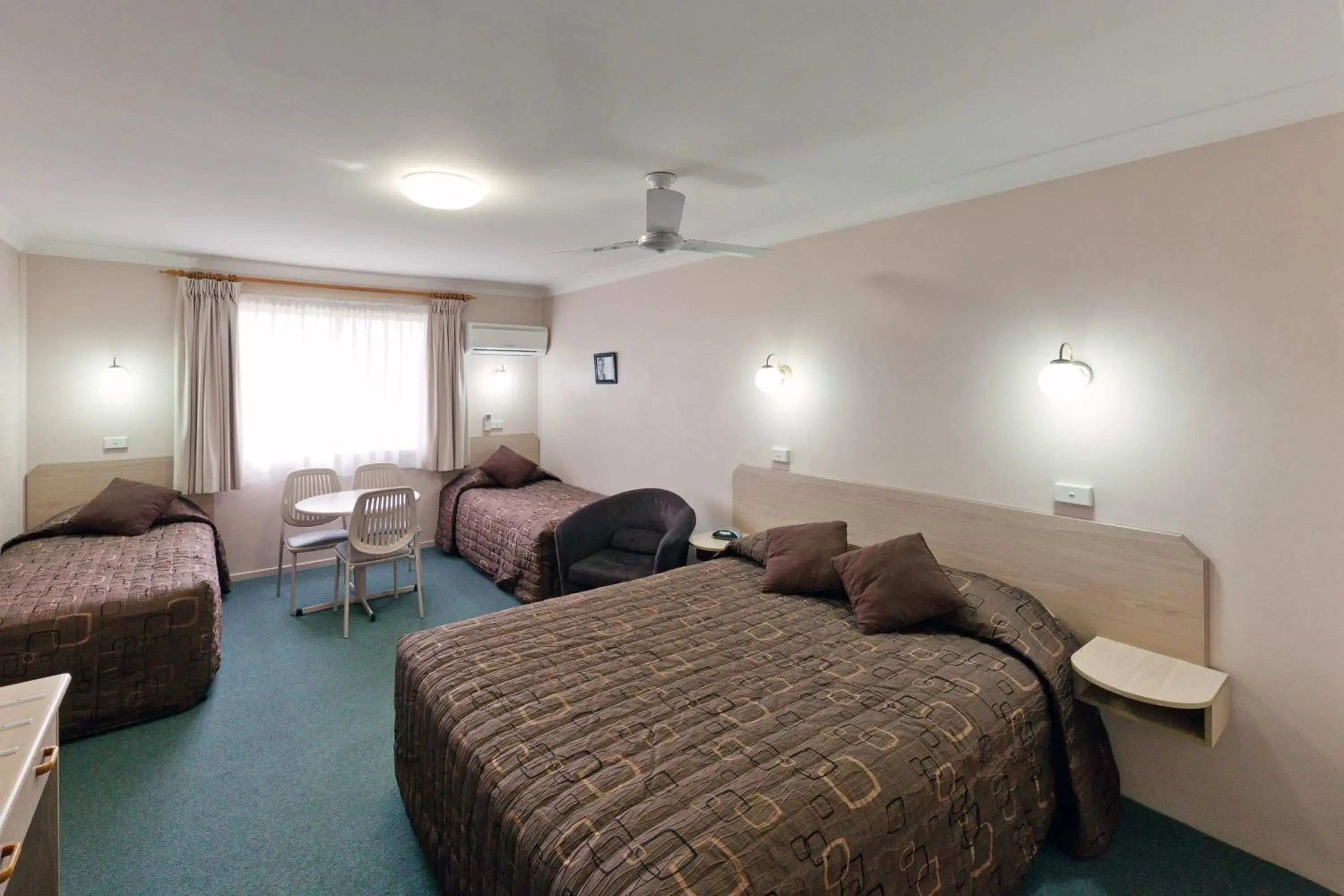 Bedroom in Abraham Lincoln Motel