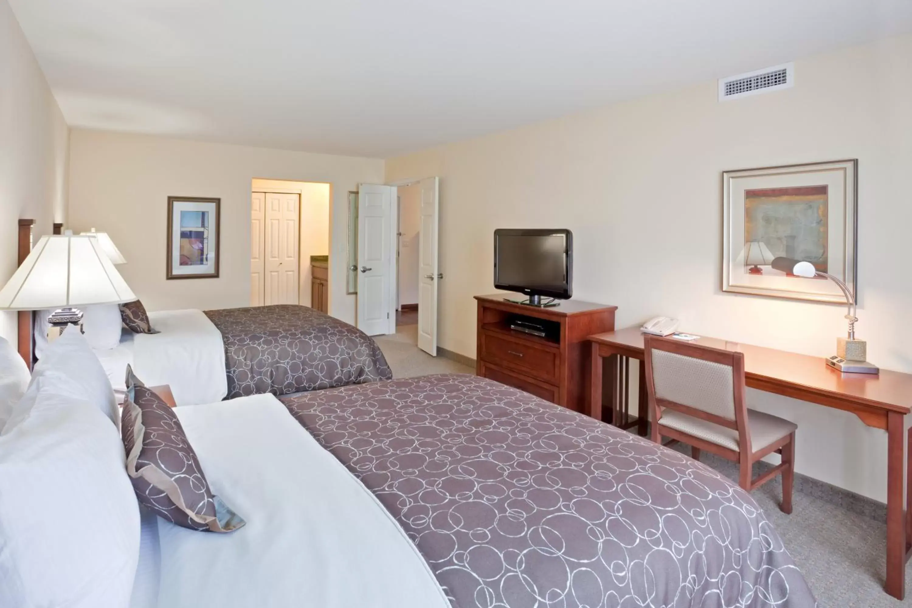 Bedroom, TV/Entertainment Center in Staybridge Suites Everett - Paine Field, an IHG Hotel