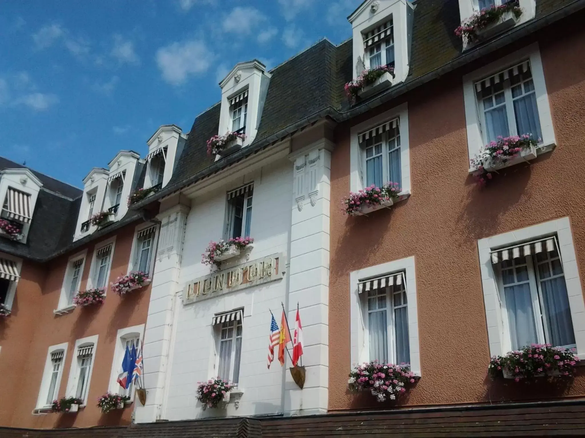 Facade/entrance, Property Building in Hotel Le Lion D'Or et Restaurant La Table Du Lion
