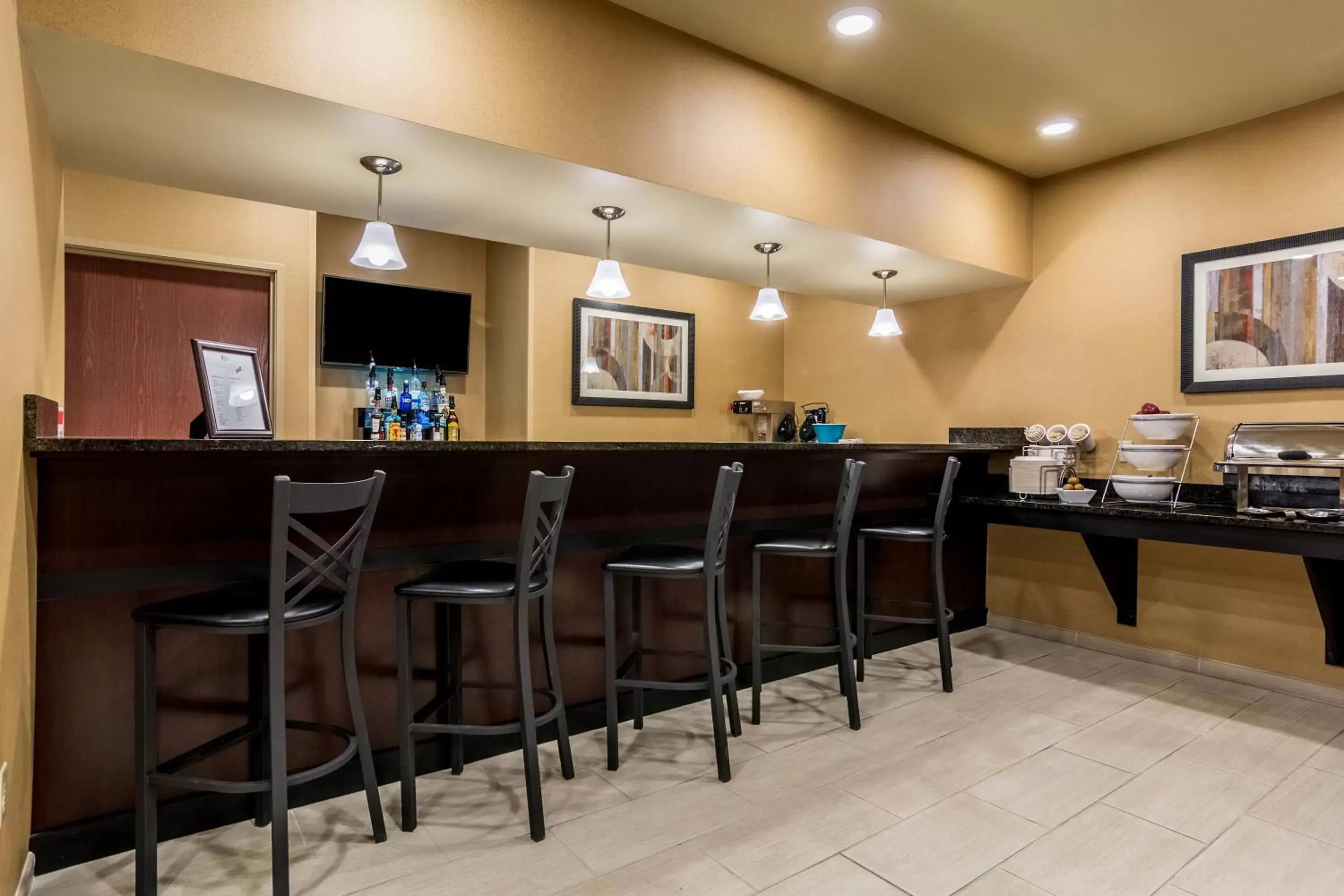 Lounge or bar in Cobblestone Hotel & Suites - Harborcreek