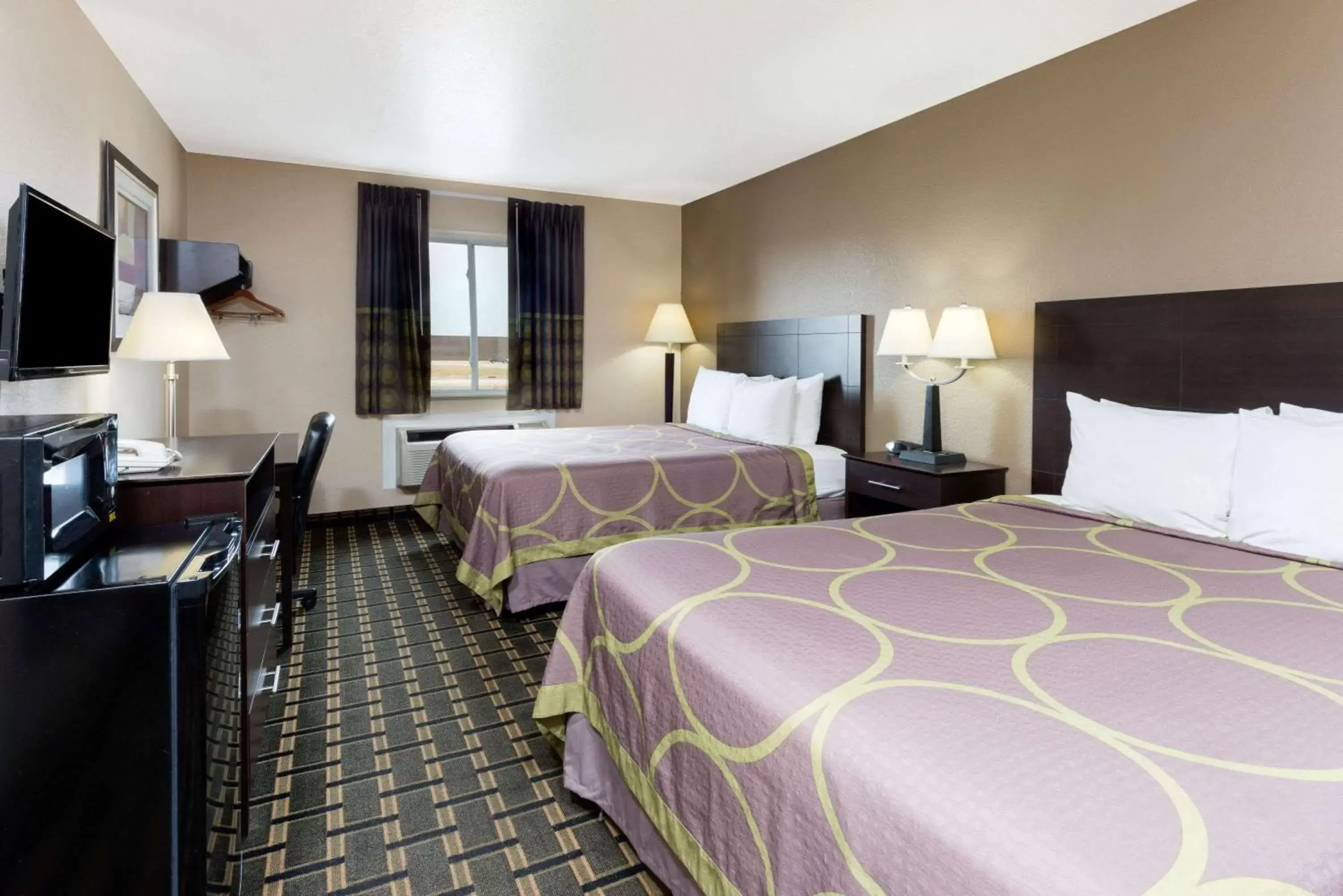 Photo of the whole room, Bed in Super 8 by Wyndham Springfield East