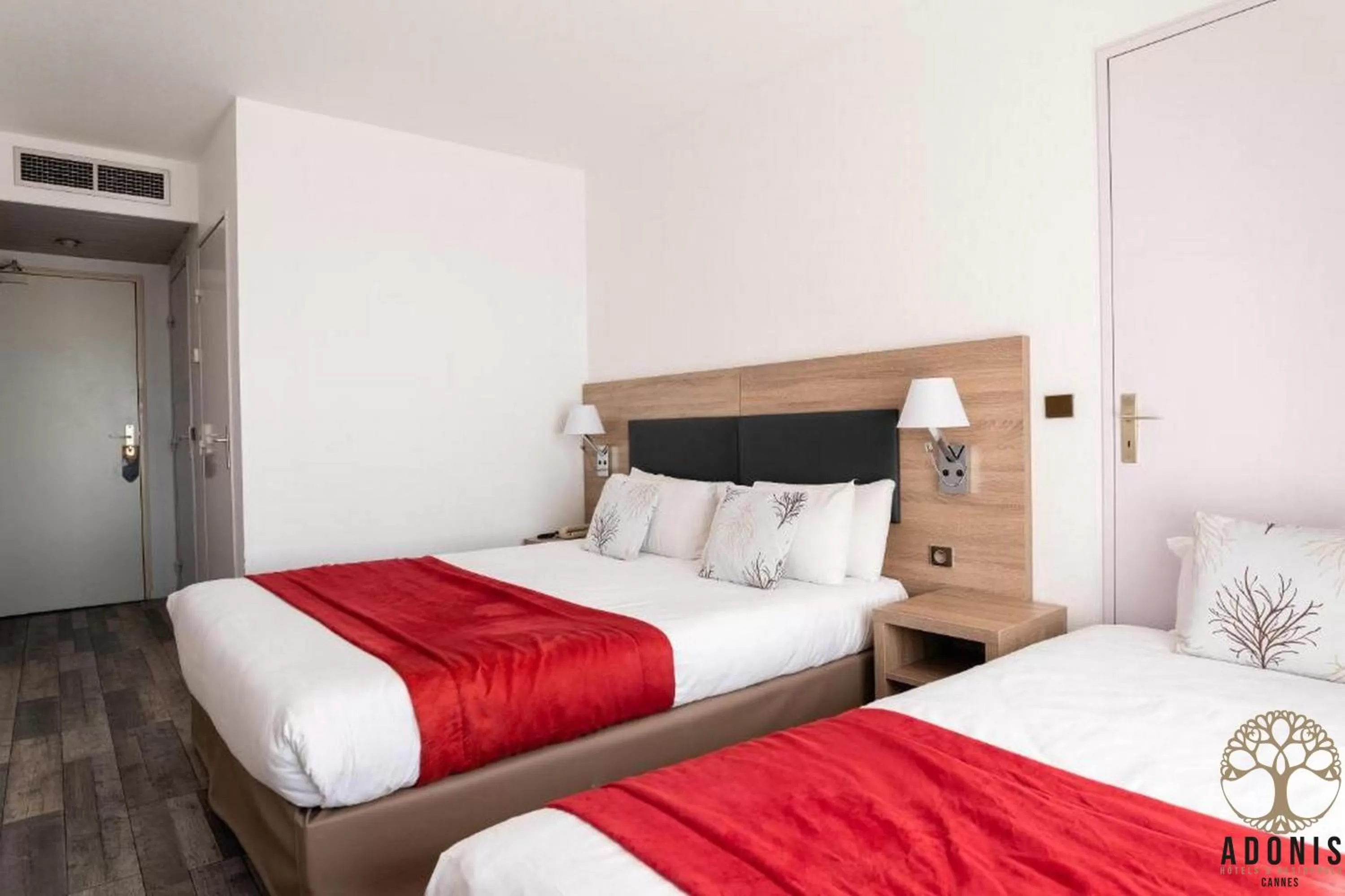 Photo of the whole room in Adonis Cannes - Hôtel Thomas