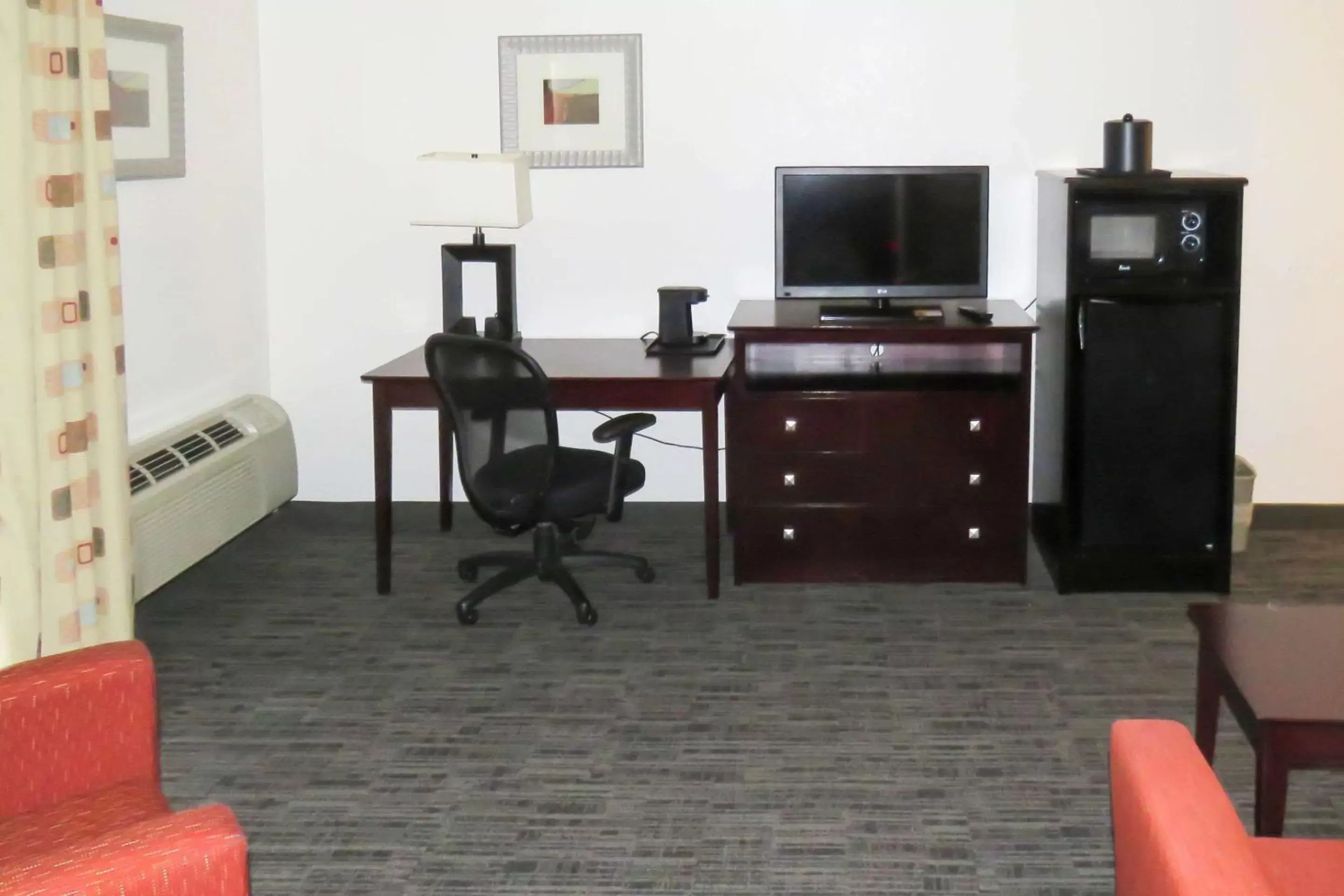 Photo of the whole room, TV/Entertainment Center in Quality Inn & Suites Everett