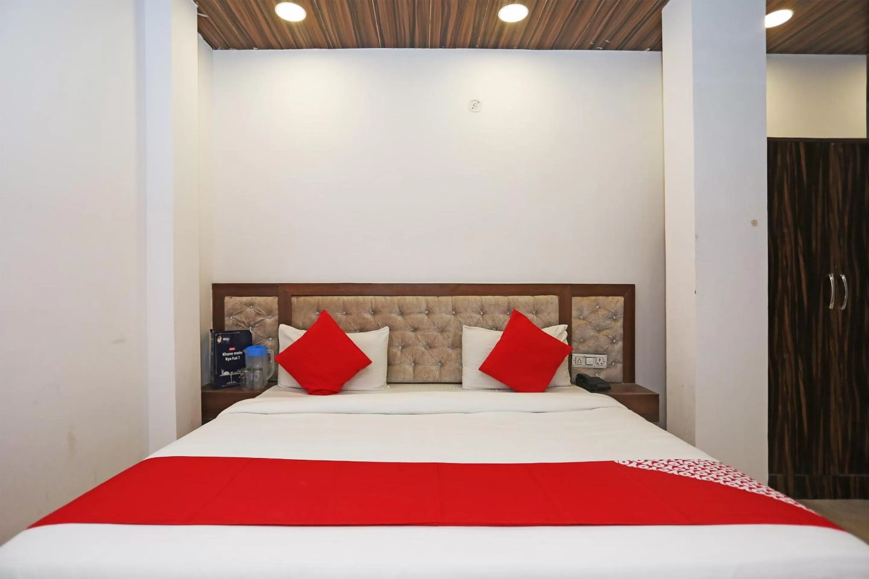 Bedroom, Bed in Super OYO Capital O Hotel Rosewood Inn