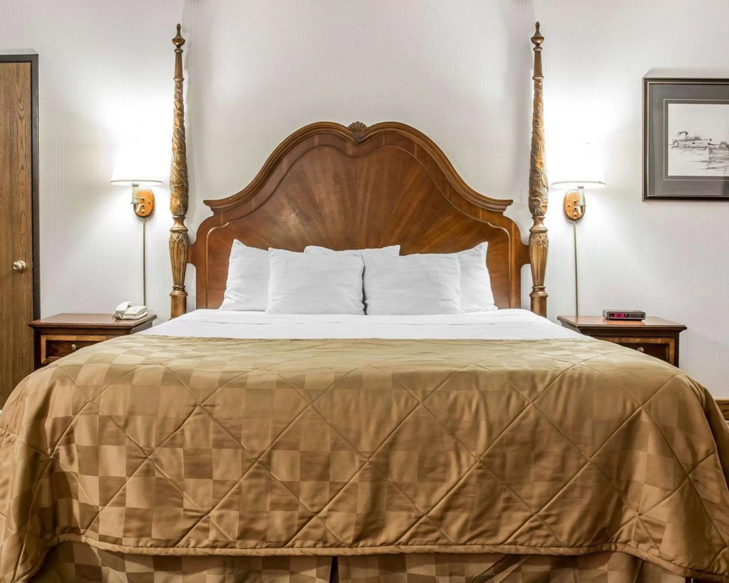 Photo of the whole room, Bed in Clarion Hotel Mackinaw City Beachfront