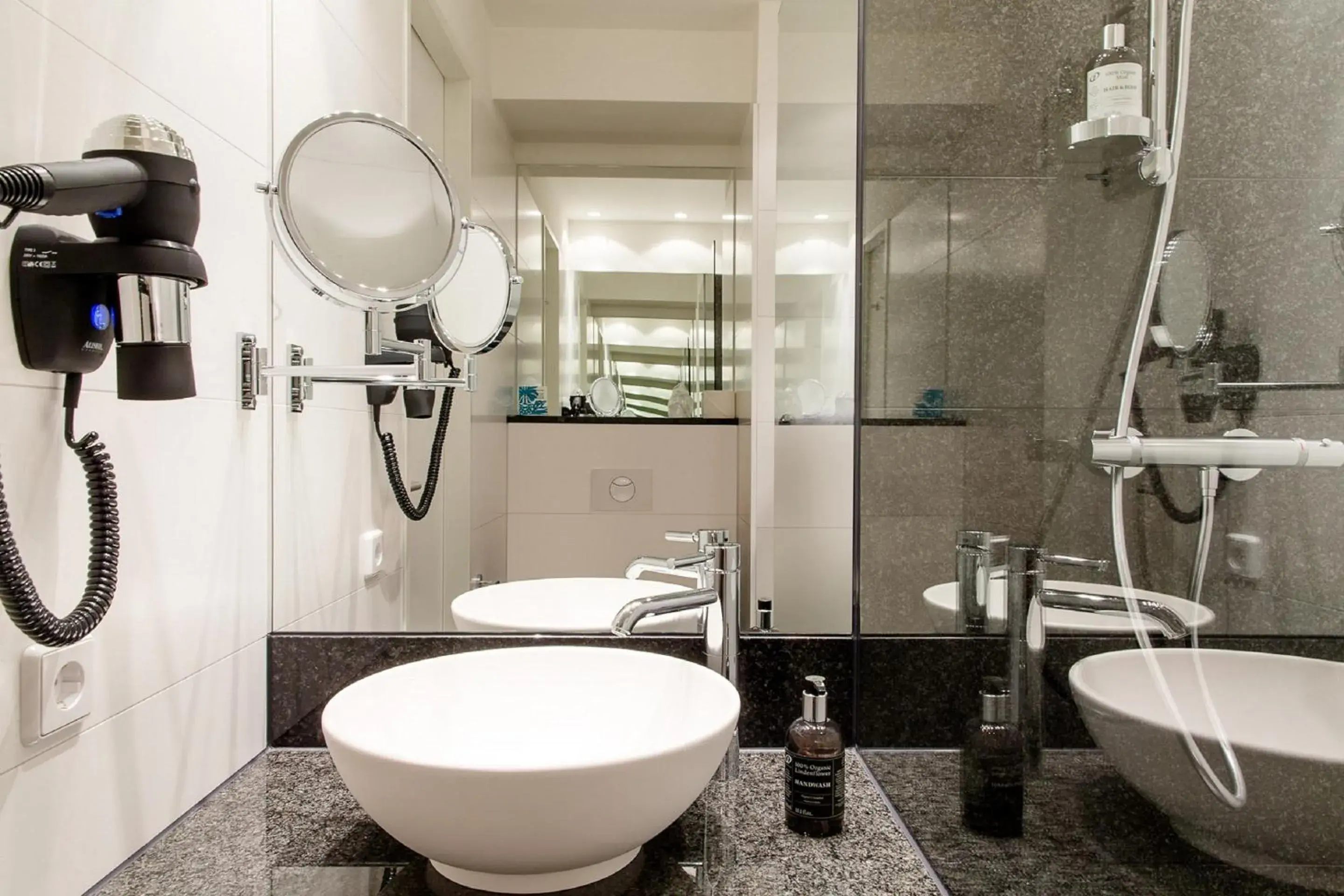 Bathroom in Motel One Frankfurt-Eastside