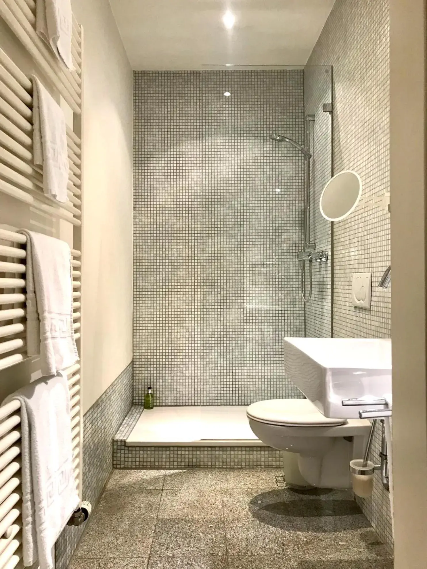 Shower, Bathroom in The New Yorker Hotel Koln-Messe