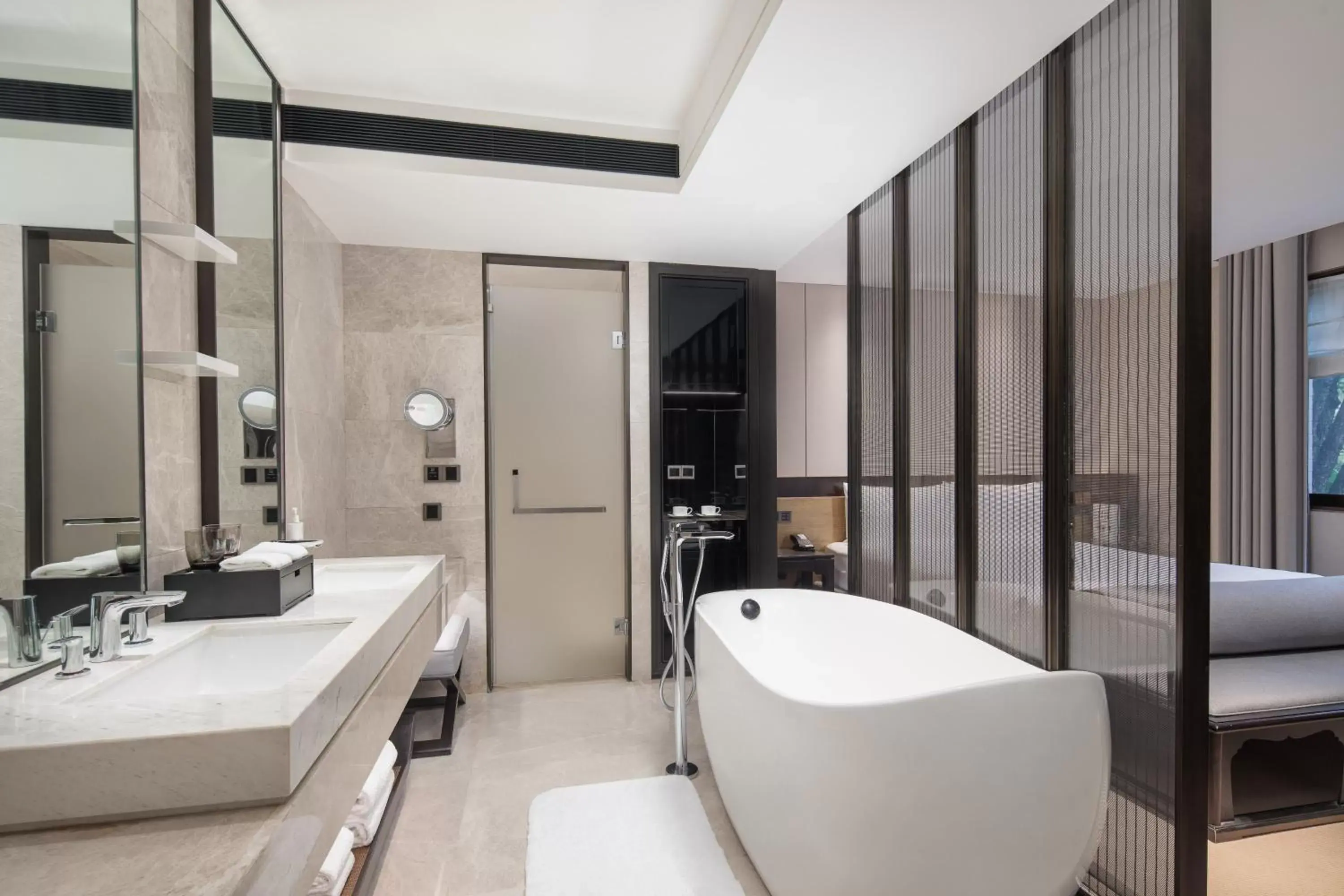 Photo of the whole room, Bathroom in HUALUXE Xi'an Tanghua, an IHG Hotel