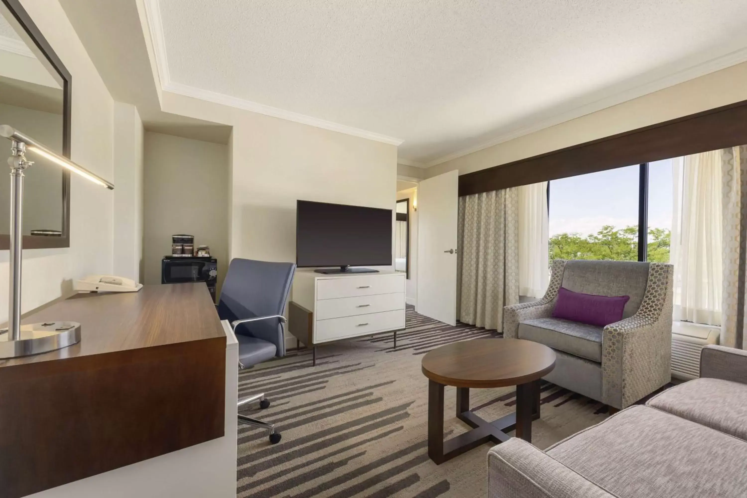 Bedroom, Seating Area in DoubleTree by Hilton Milwaukee/Brookfield